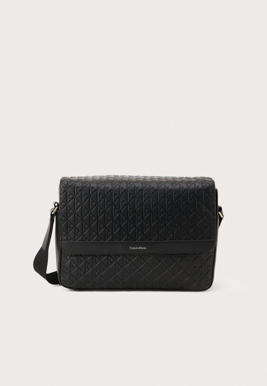 Сумка кросс-боди Calvin Klein EMBLEM EMBOSS FLAP MESSENGER, Black
Сумка кросс-боди Calvin Klein EMBLEM EMBOSS FLAP MESSENGER, Black