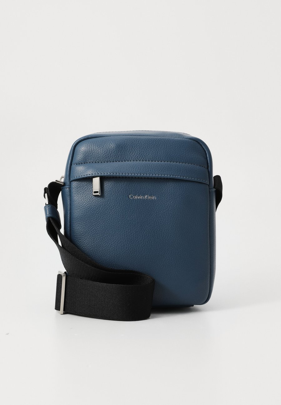 Сумка кросс-боди Calvin Klein RAISED REPORTER, Moonlit Ocean/Mottled Blue
Сумка кросс-боди Calvin Klein RAISED REPORTER, Moonlit Ocean/Mottled Blue