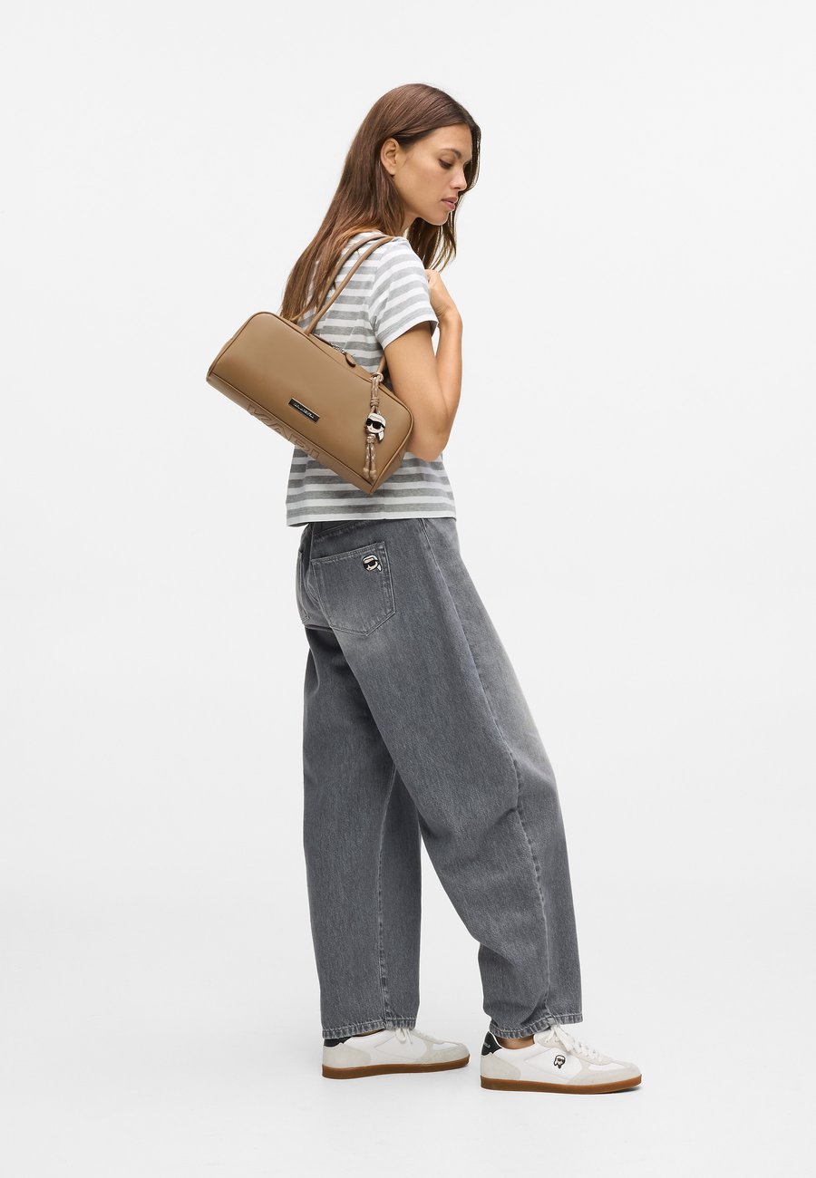 Сумка KARL LAGERFELD IKON SMOOTH SHOULDER BAG, Mushroom Brown/Brown
Сумка KARL LAGERFELD IKON SMOOTH SHOULDER BAG, Mushroom Brown/Brown