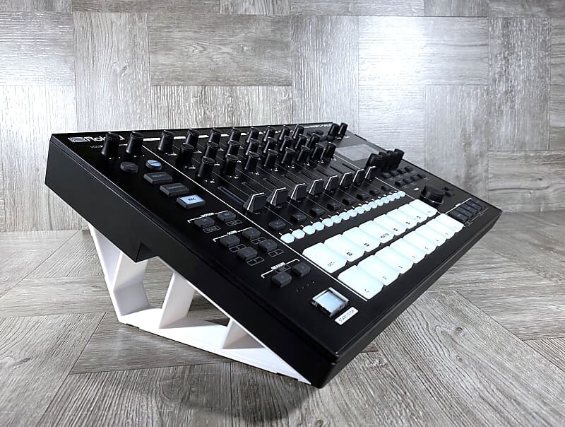 Угловая подставка 25º для барабана Roland MC-707 Groovebox / TR-8S - цвет БЕЛЫЙ - от KZcraftworks - США MC-707 / TR-8S
Угловая подставка 25º для барабана Roland MC-707 Groovebox / TR-8S - цвет БЕЛЫЙ - от KZcraftworks - США MC-707 / TR-8S