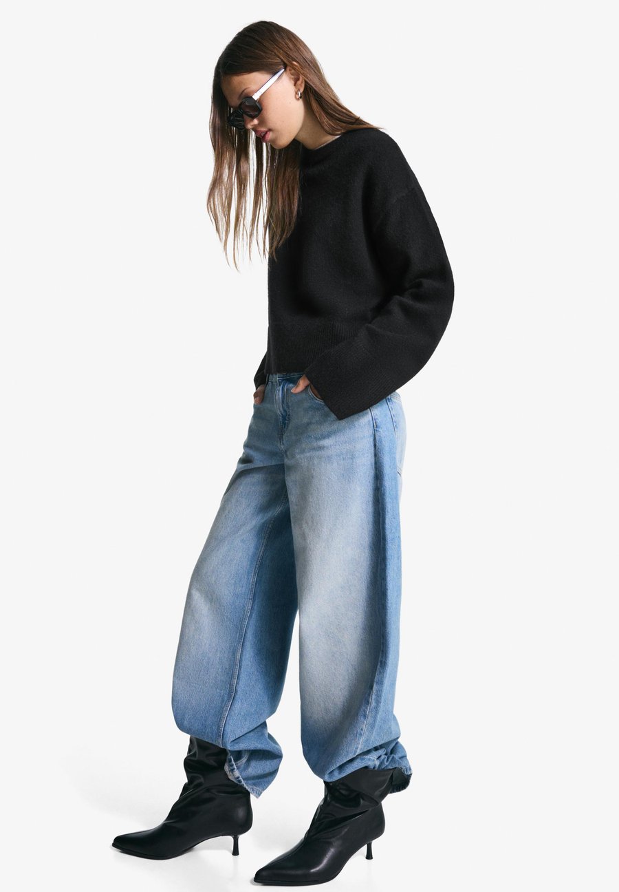 Джемпер Bershka WITH HEM, Black
Джемпер Bershka WITH HEM, Black