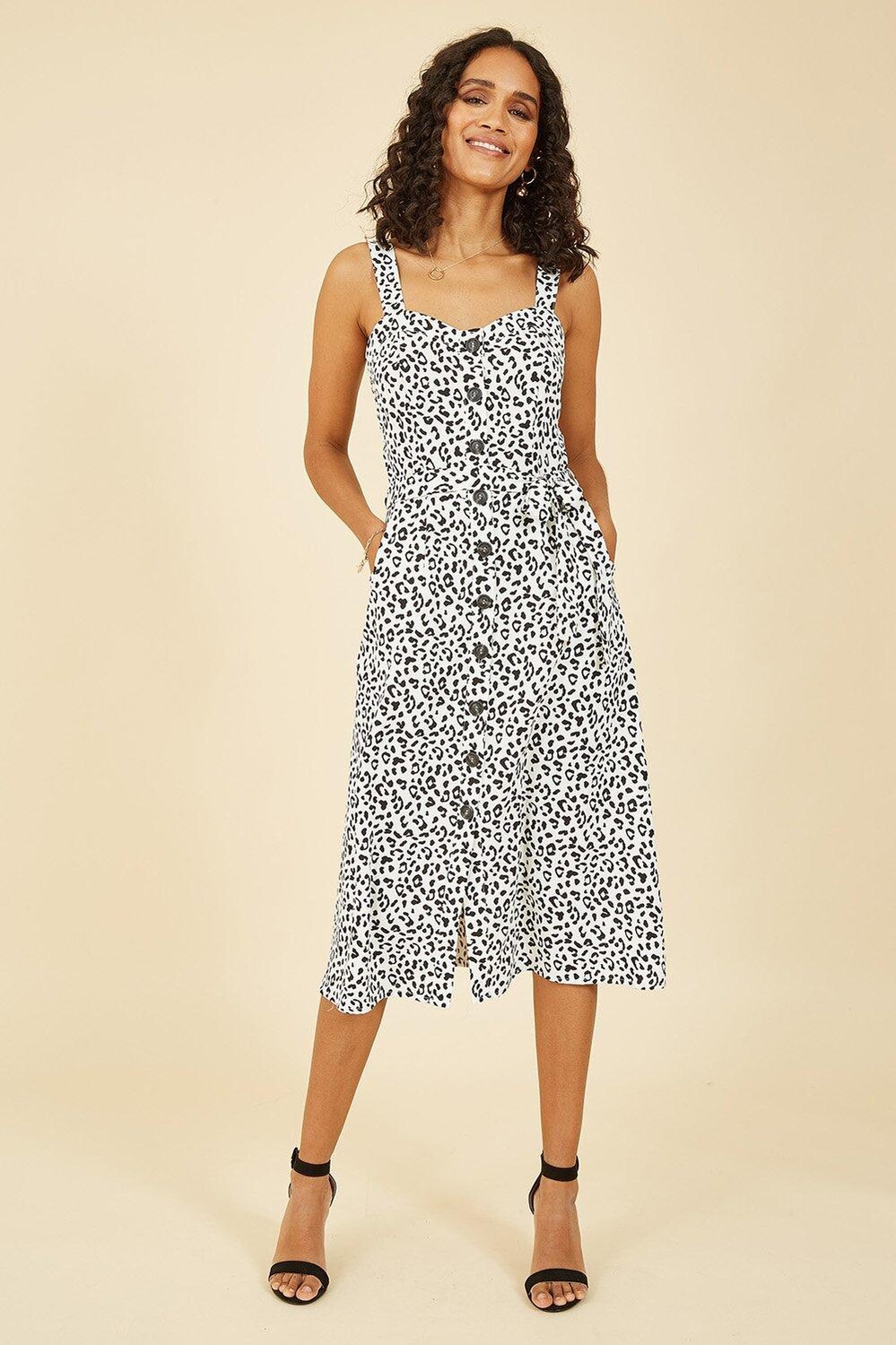 Белый сарафан на пуговицах с животным принтом Yumi, белый
Белый сарафан на пуговицах с животным принтом Yumi, белый