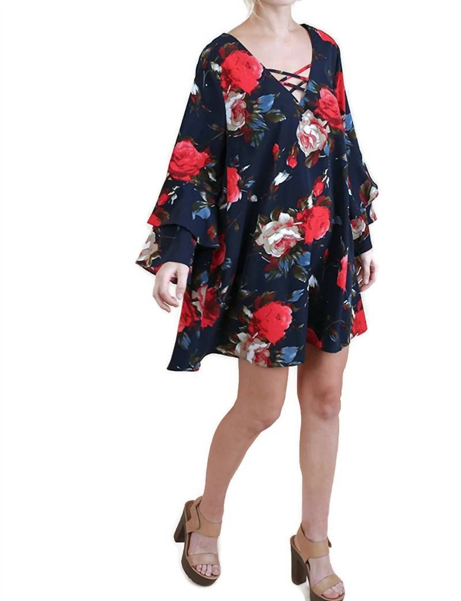 Платье с цветочным принтом и многослойными рукавами-оборками крест-накрест в темно-синем цвете umgee
Платье с цветочным принтом и многослойными рукавами-оборками крест-накрест в темно-синем цвете umgee