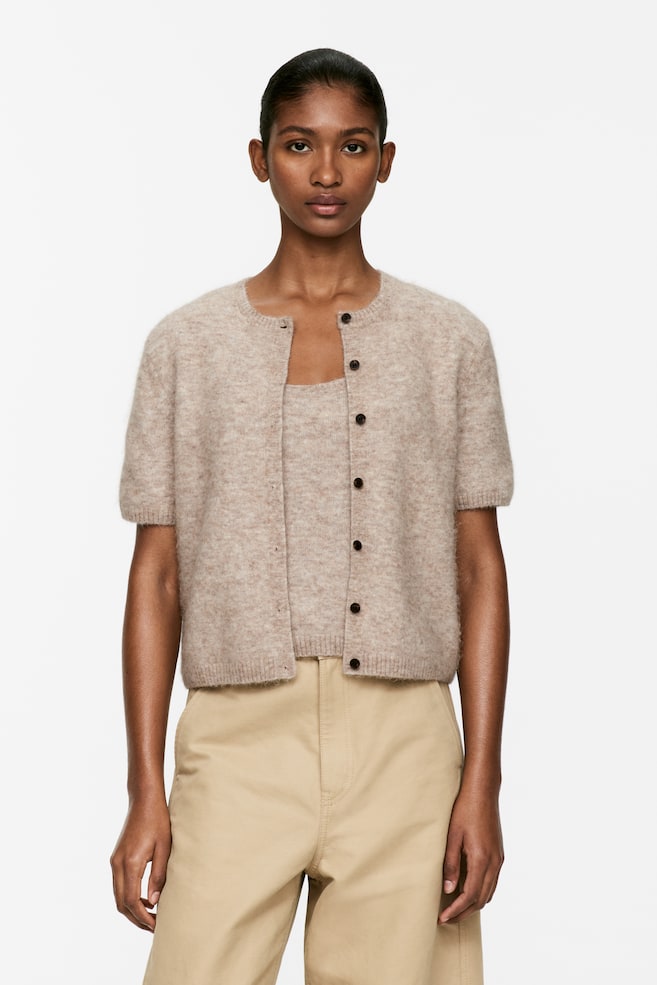 Кардиган из смеси шерсти альпаки Arket, бежевый
Кардиган из смеси шерсти альпаки Arket, бежевый
