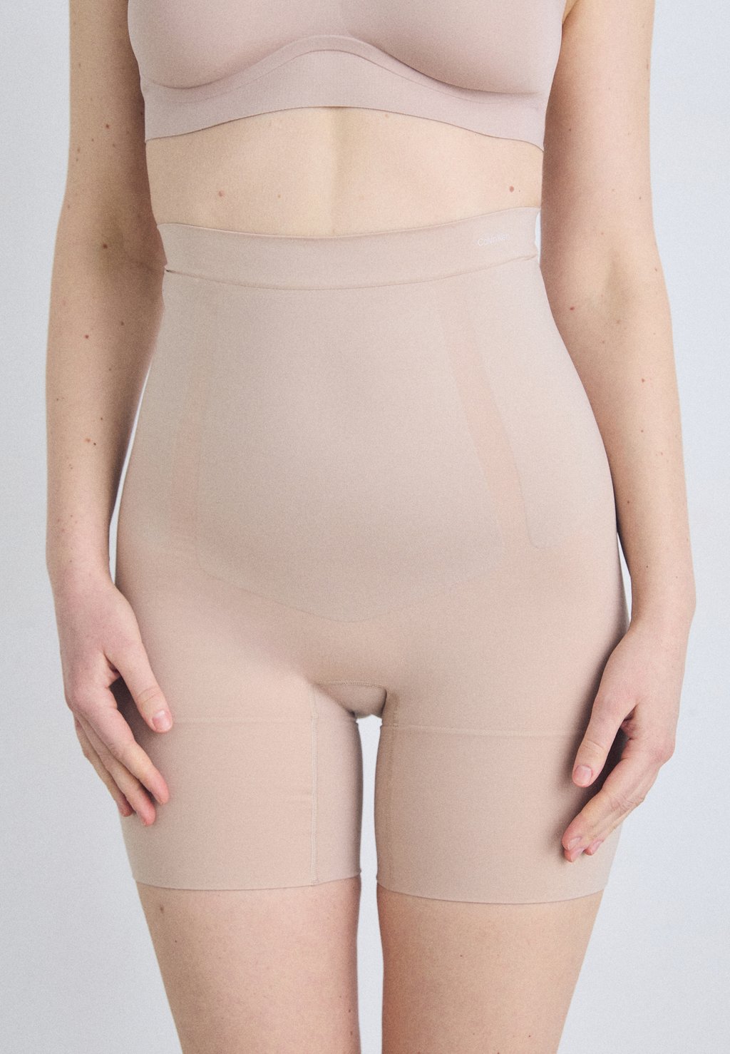 Корректирующее белье SHAPEWEAR EXTRA FIRM SEAMLESS SHORT SECURE SCULPT Calvin Klein Underwear, бежевый
Корректирующее белье SHAPEWEAR EXTRA FIRM SEAMLESS SHORT SECURE SCULPT Calvin Klein Underwear, бежевый