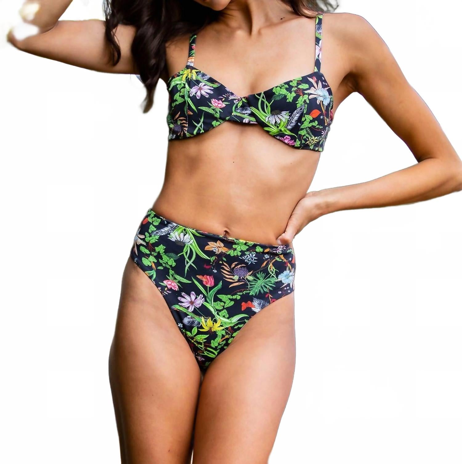 Бюстгальтер-топ Kiera в черном ботаническом стиле LVHR
Бюстгальтер-топ Kiera в черном ботаническом стиле LVHR