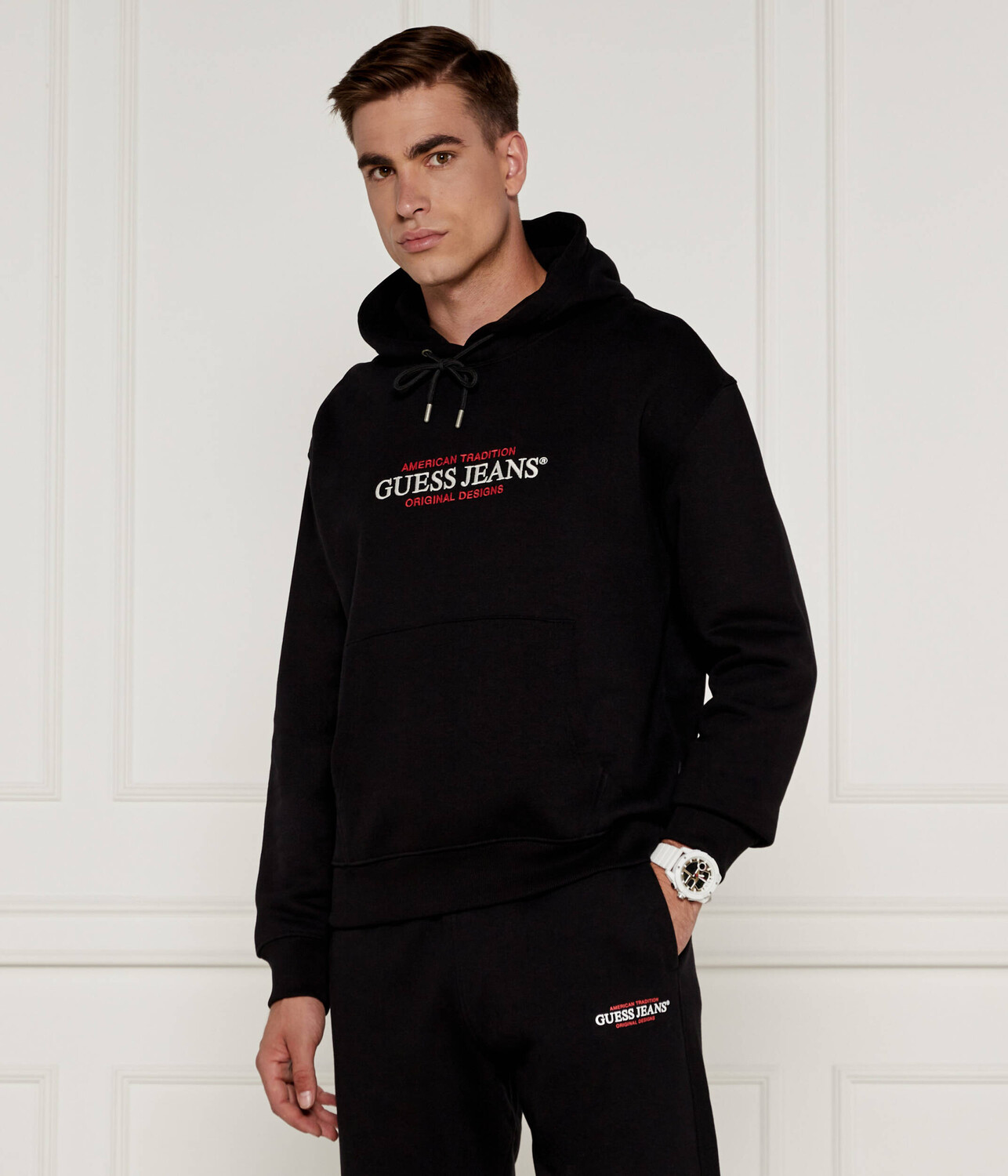 Толстовка Guess Jeans Regular Fit, черный 
Толстовка Guess Jeans Regular Fit, черный