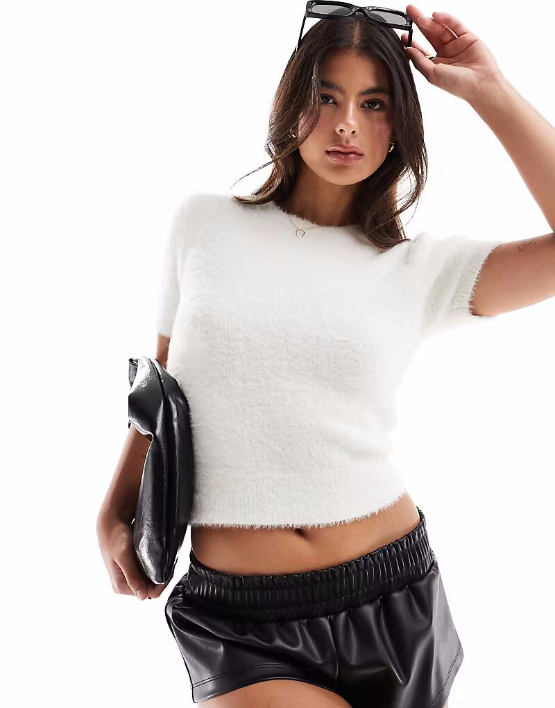 Трикотажный топ Miss Selfridge с короткими рукавами кремового цвета
Трикотажный топ Miss Selfridge с короткими рукавами кремового цвета