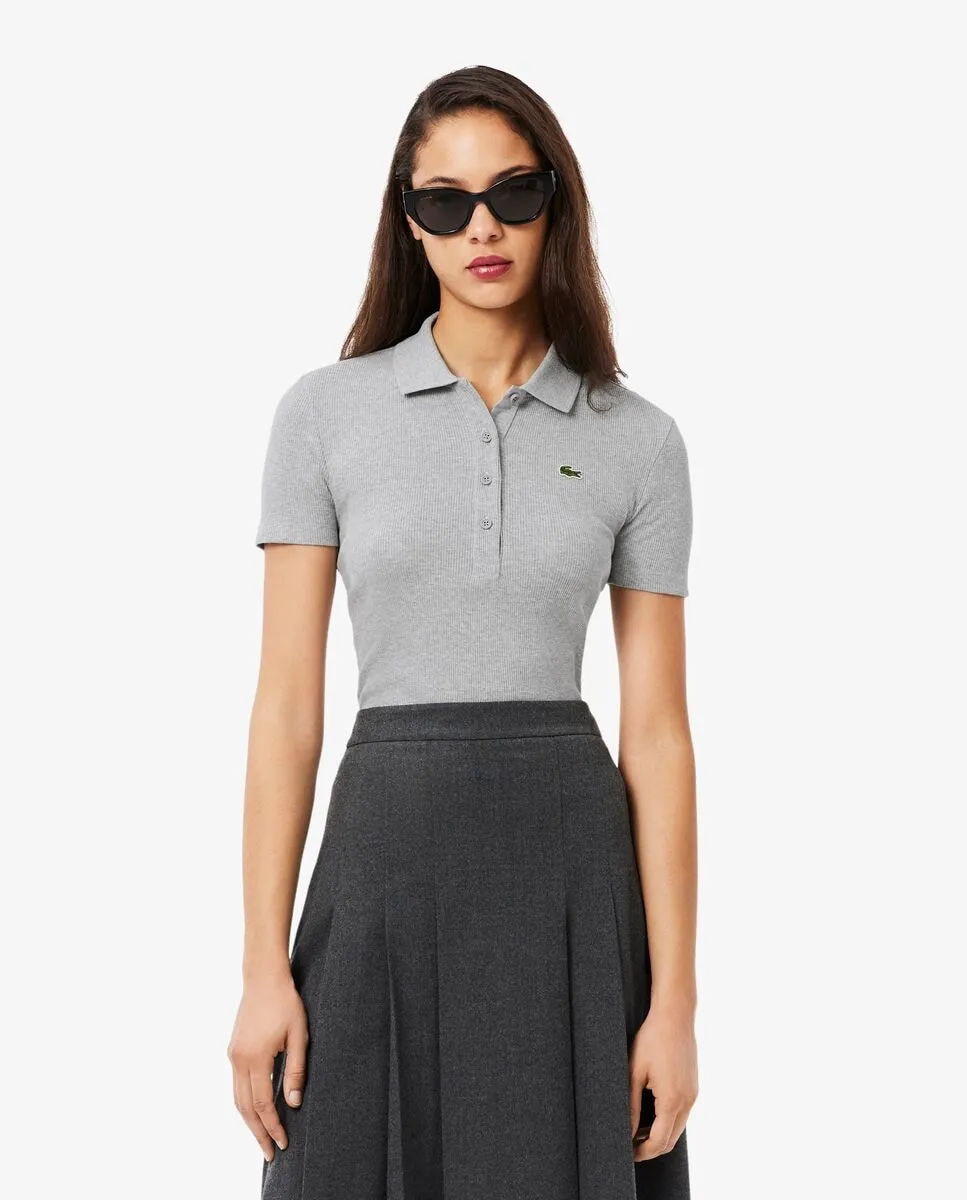 Женская приталенная футболка-поло из хлопкового рибаного трикотажа с короткими рукавами Lacoste, светло-серый
Женская приталенная футболка-поло из хлопкового рибаного трикотажа с короткими рукавами Lacoste, светло-серый