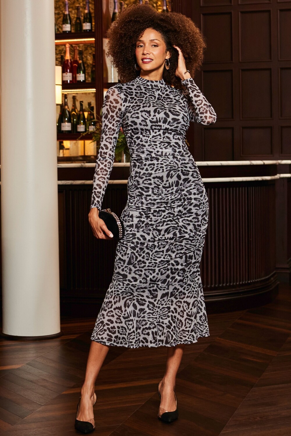 Платье с анималистичным принтом и вырезом замочной скважиной, со сборками Sosandar, белый 
Платье с анималистичным принтом и вырезом замочной скважиной, со сборками Sosandar, белый