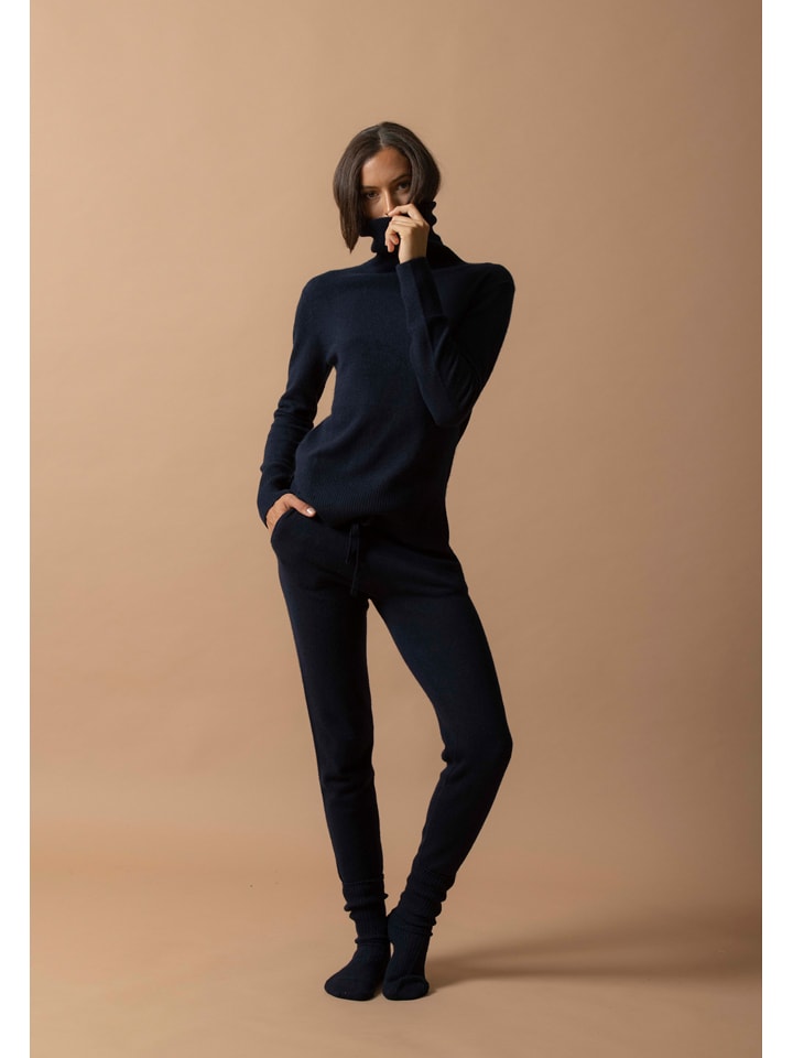 Кашемировый водолазный свитер Трейси темно-синего цвета Perfect Cashmere
Кашемировый водолазный свитер Трейси темно-синего цвета Perfect Cashmere