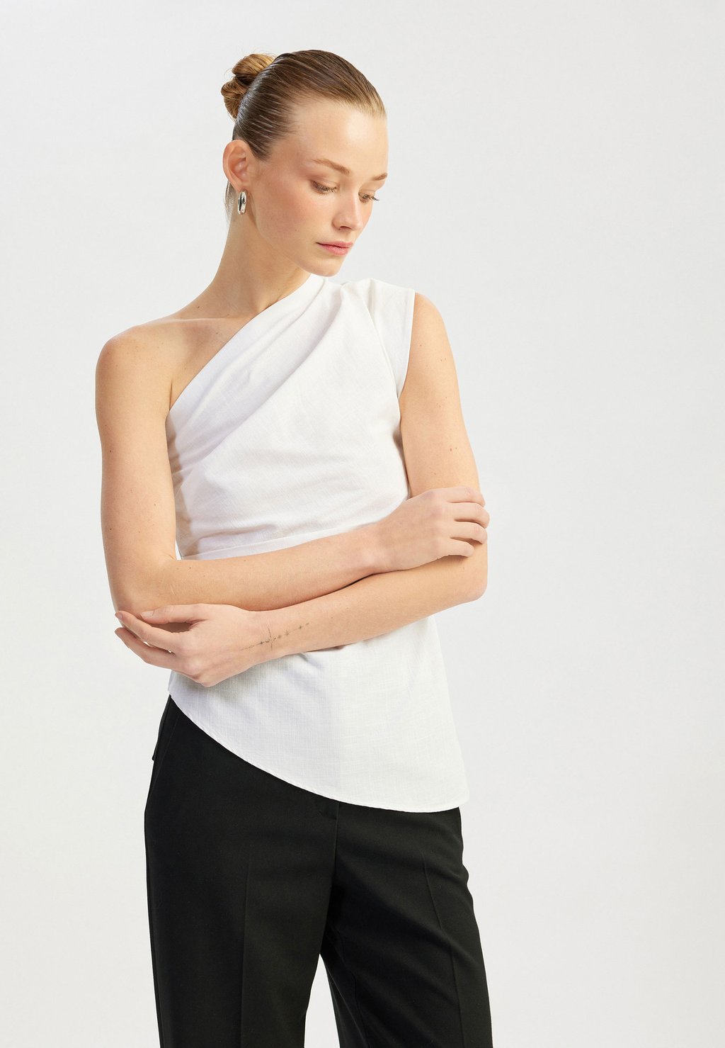 Блуза ONE-SHOULDER - Top Koton, кремовый
Блуза ONE-SHOULDER - Top Koton, кремовый