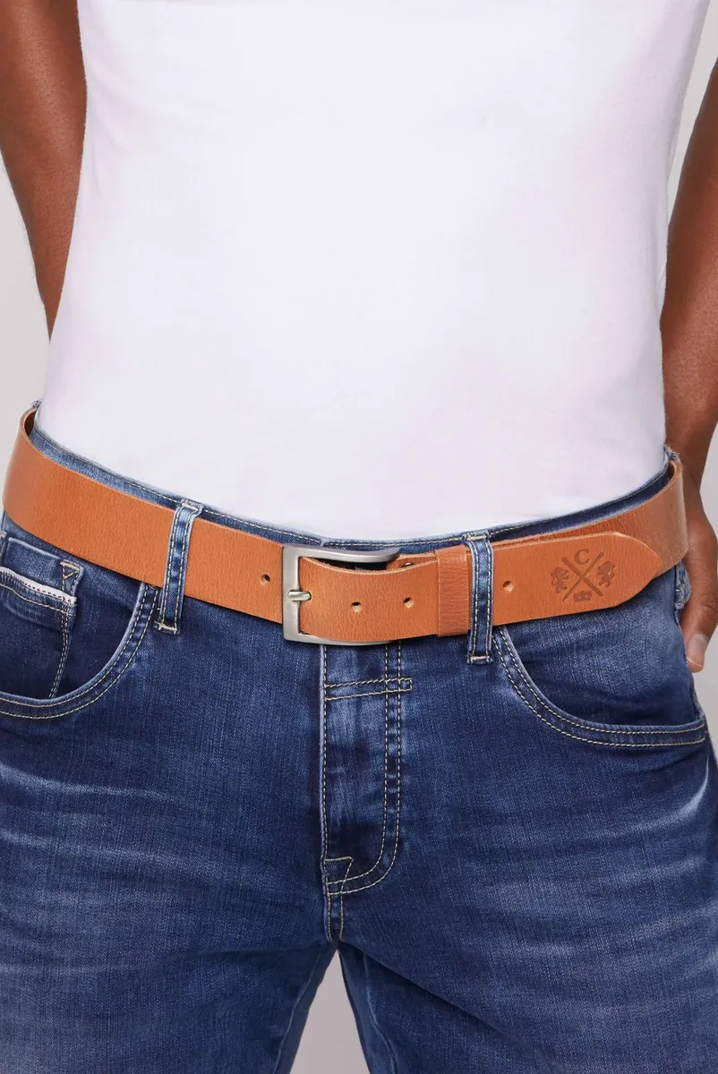 Кожаный ремень CAMP DAVID с тисненым логотипом, коричневый
Кожаный ремень CAMP DAVID с тисненым логотипом, коричневый