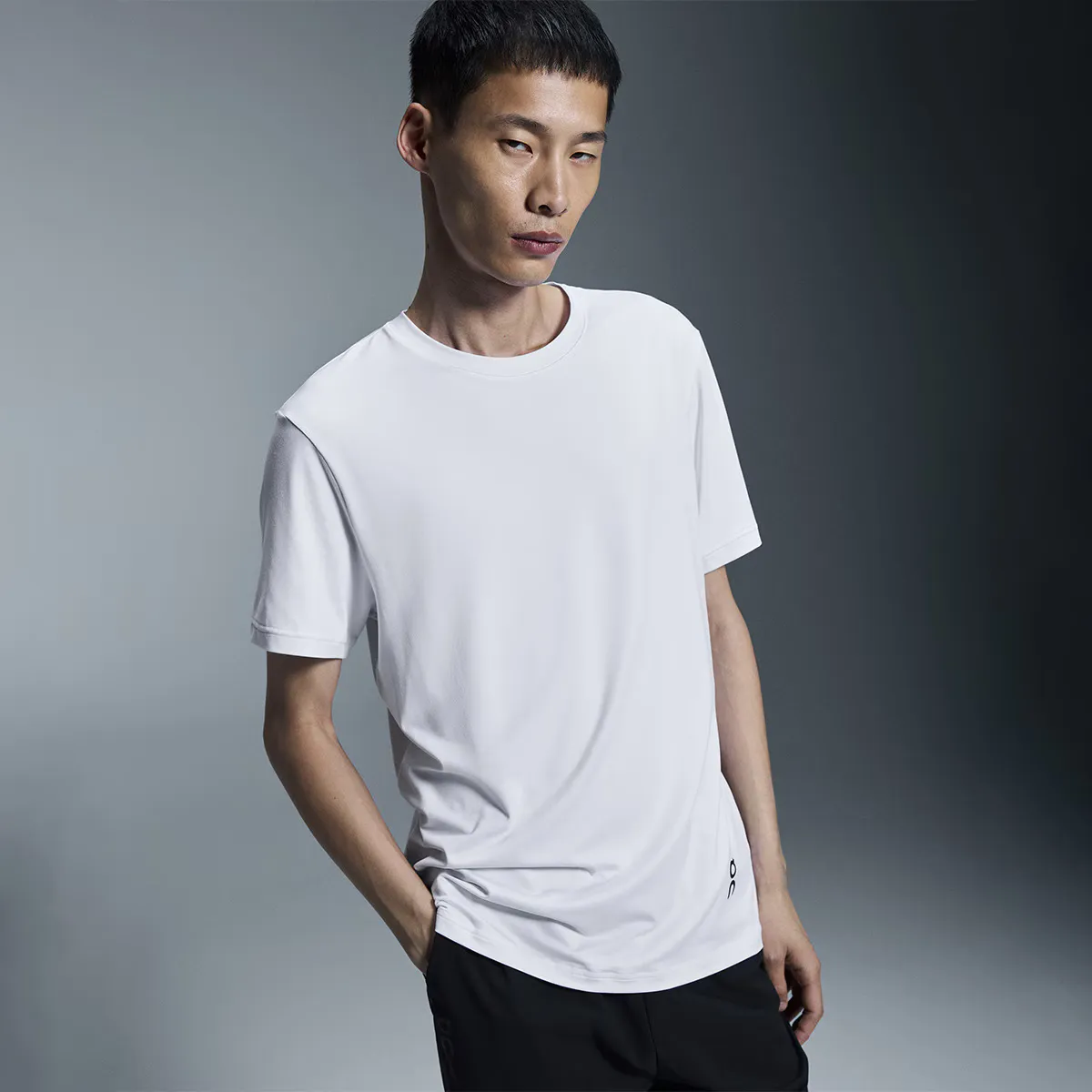 Studio-T на мужской футболке On, белый
Studio-T на мужской футболке On, белый
