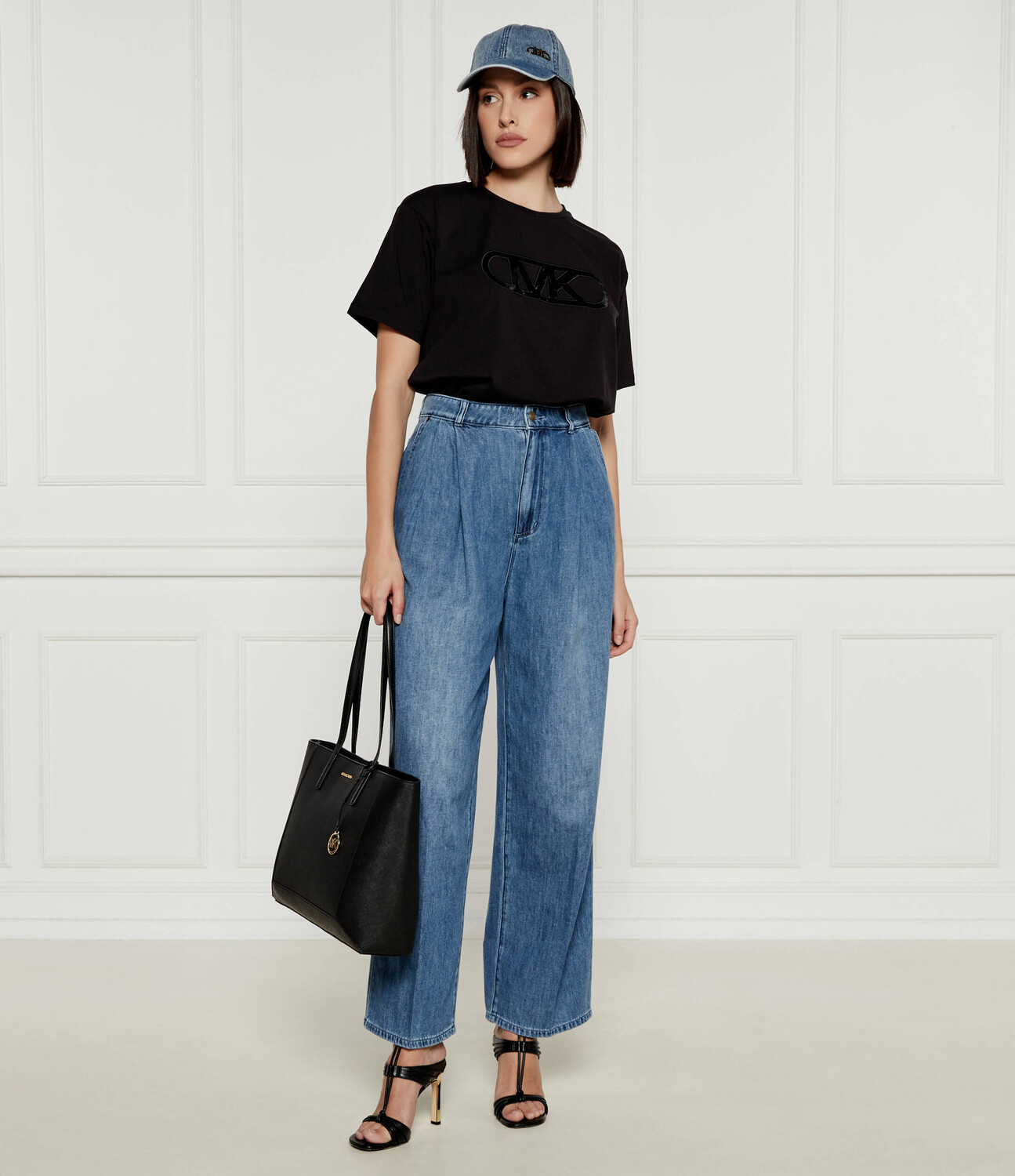 Футболка Michael Kors Loose fit, черный 
Футболка Michael Kors Loose fit, черный