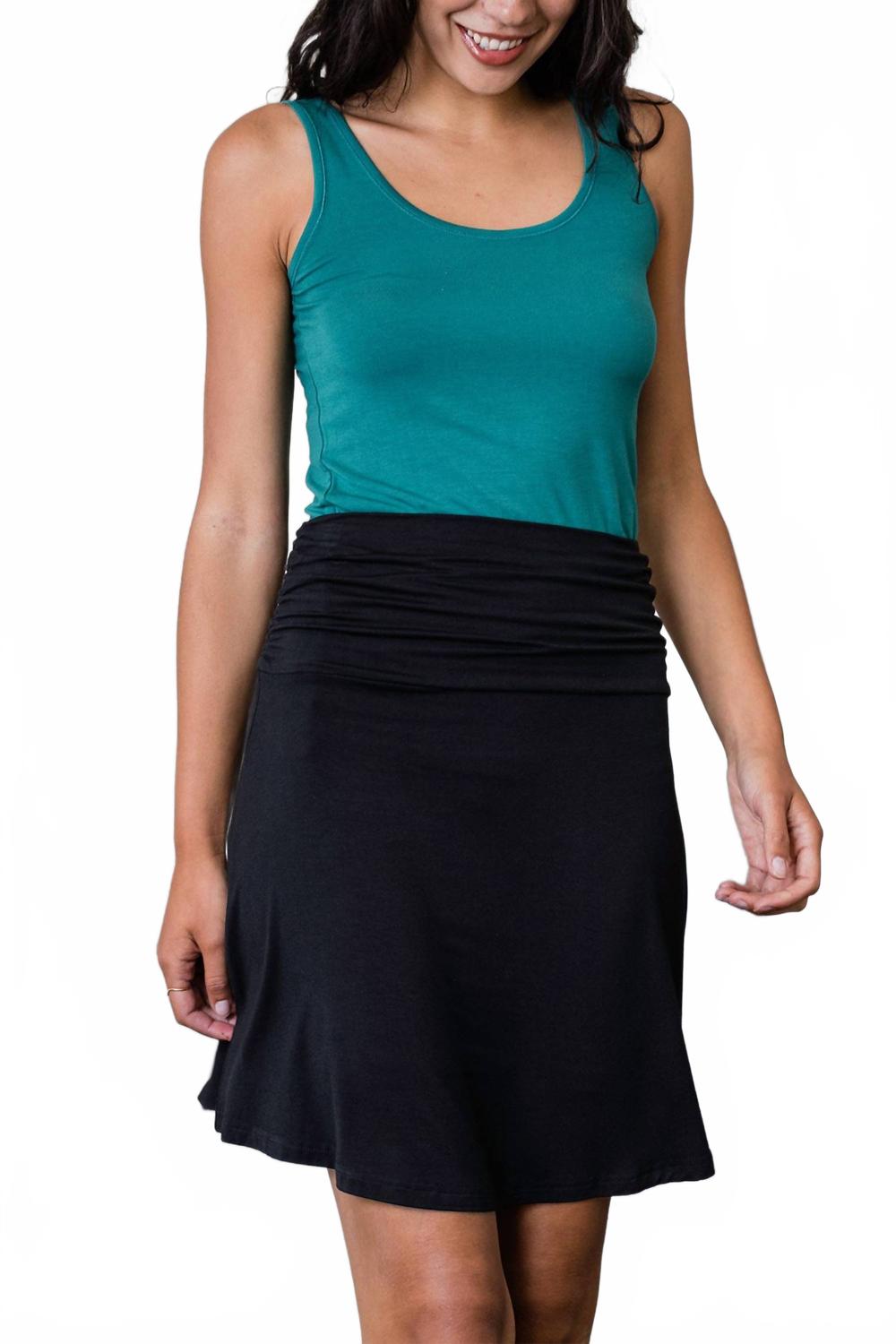 Юбка Staci миди трапеция из бамбука черная Yala
Юбка Staci миди трапеция из бамбука черная Yala