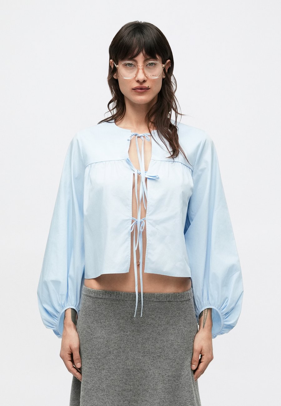 Блуза DESIGNERS REMIX CLAIRE TIE BLOUSE, Light Blue
Блуза DESIGNERS REMIX CLAIRE TIE BLOUSE, Light Blue