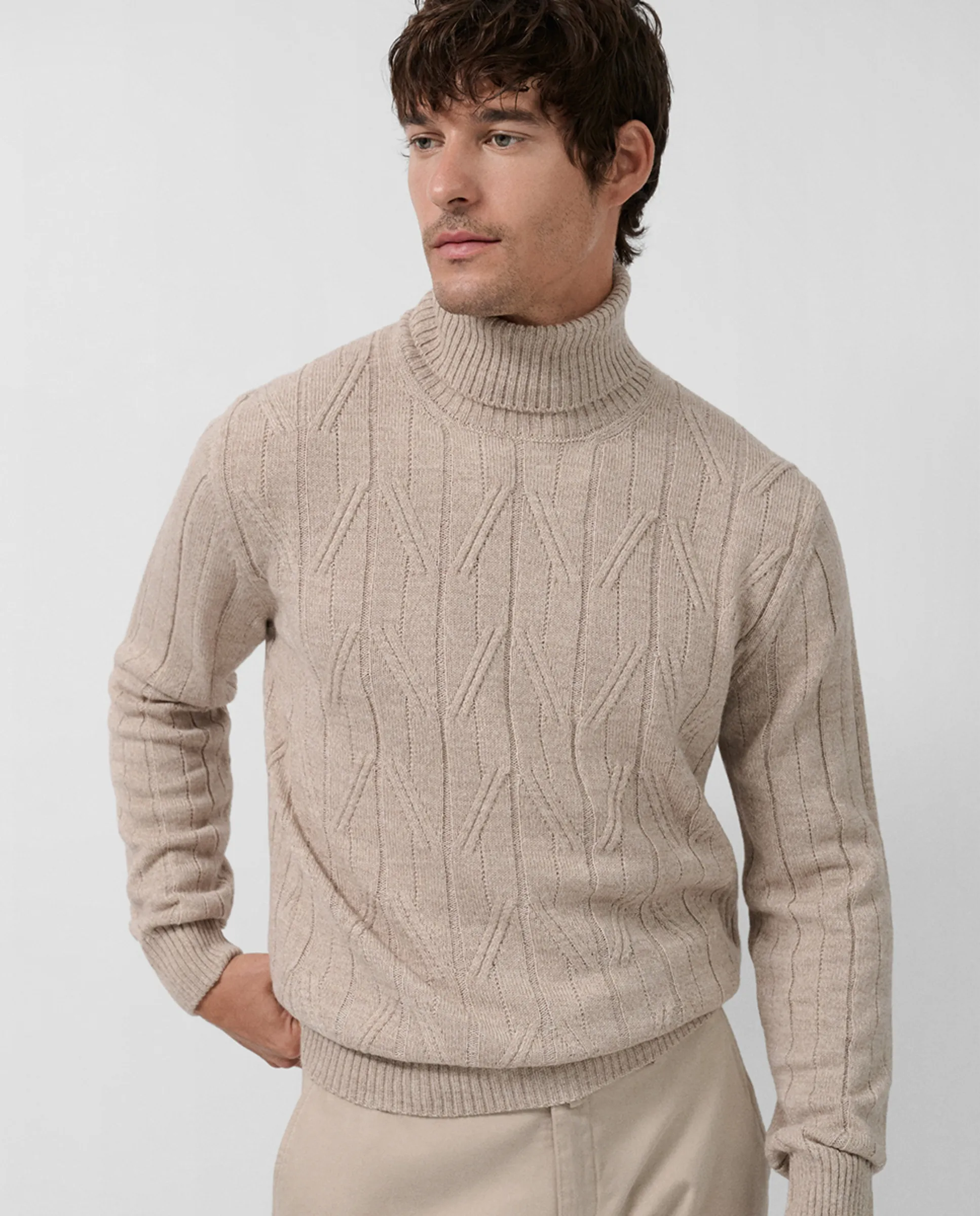 Мужской джемпер с высоким воротником и рельефной структурой Roberto Verino, бежевый
Мужской джемпер с высоким воротником и рельефной структурой Roberto Verino, бежевый