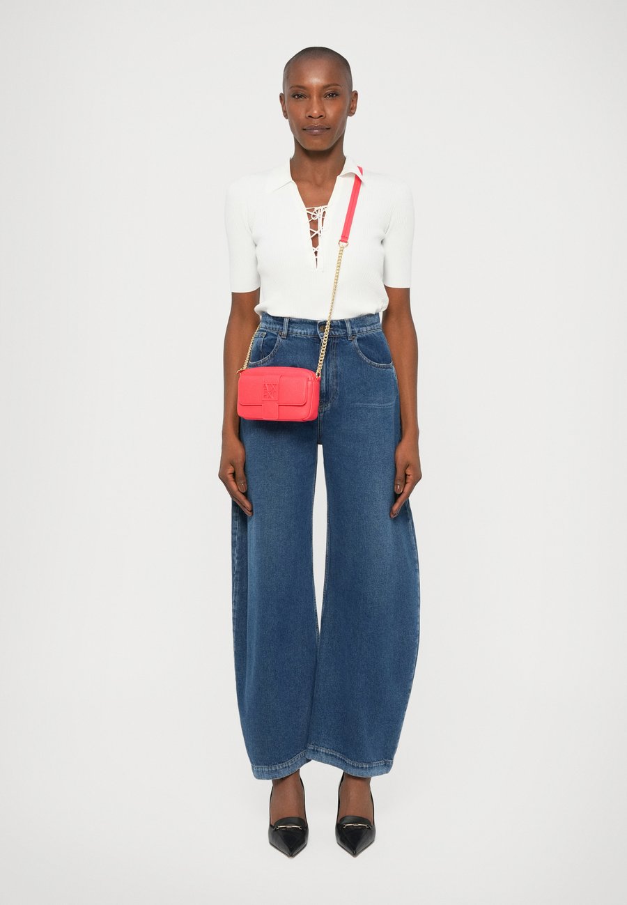 Сумка кросс-боди Armani Exchange SUSIE SOFT CAMERA CASE, Hibiscus/Red
Сумка кросс-боди Armani Exchange SUSIE SOFT CAMERA CASE, Hibiscus/Red