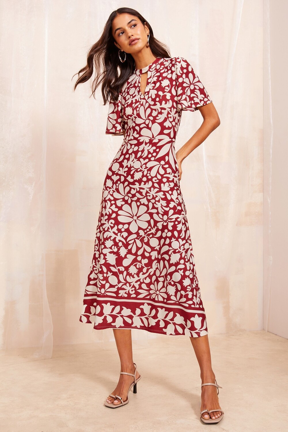 Платье миди Ity с короткими рукавами и принтом в виде замочной скважины Friends Like These, красный
Платье миди Ity с короткими рукавами и принтом в виде замочной скважины Friends Like These, красный