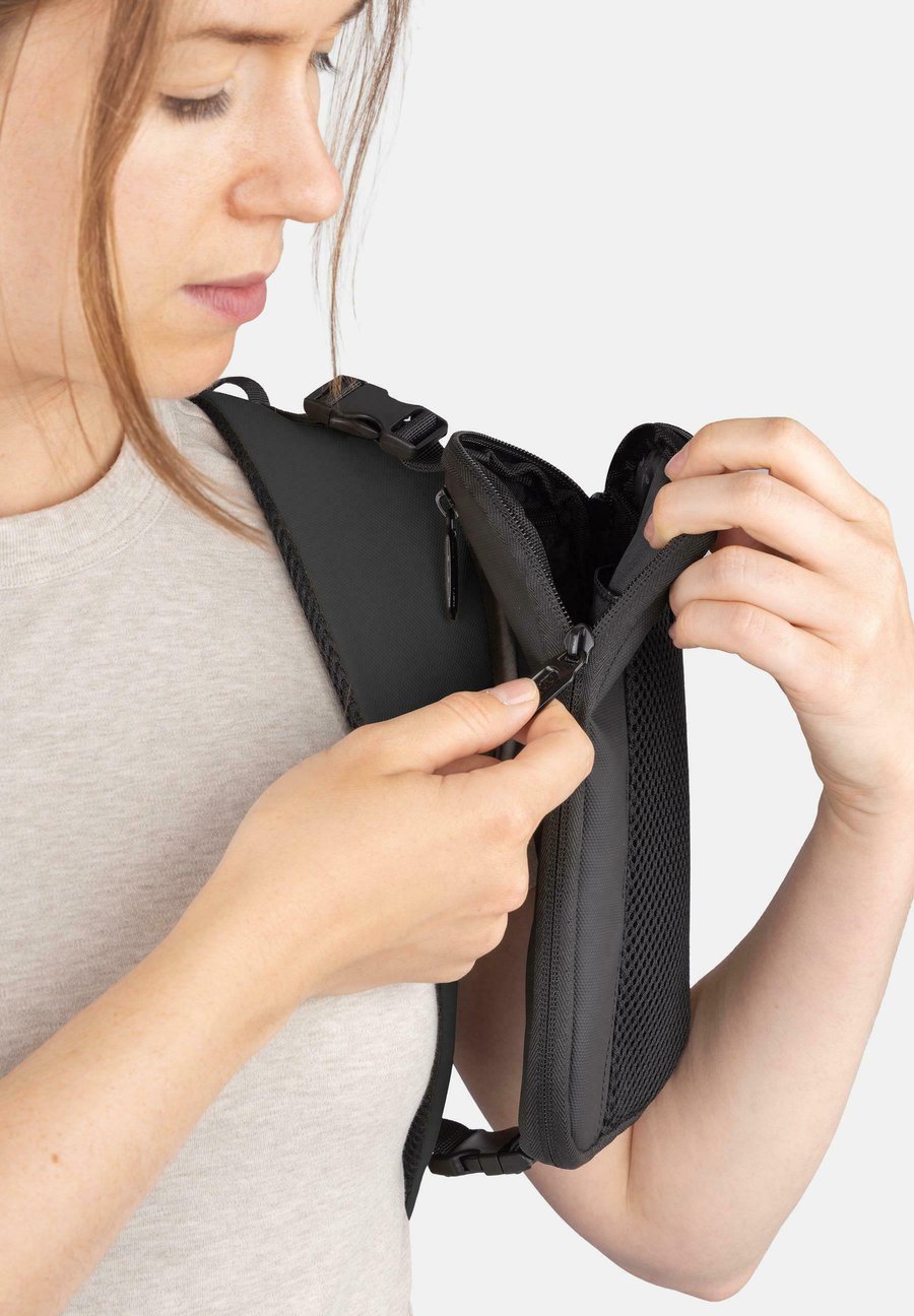 Рюкзак Normani ERWEITERBARER -MIT REISEPASS BRUSTTASCHE SET, Schwarz/Black
Рюкзак Normani ERWEITERBARER -MIT REISEPASS BRUSTTASCHE SET, Schwarz/Black