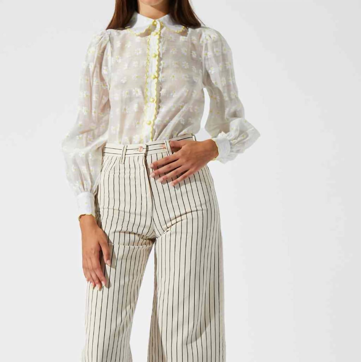 Причудливая блузка с вышивкой «Ромашки» белого цвета MANOUSH
Причудливая блузка с вышивкой «Ромашки» белого цвета MANOUSH