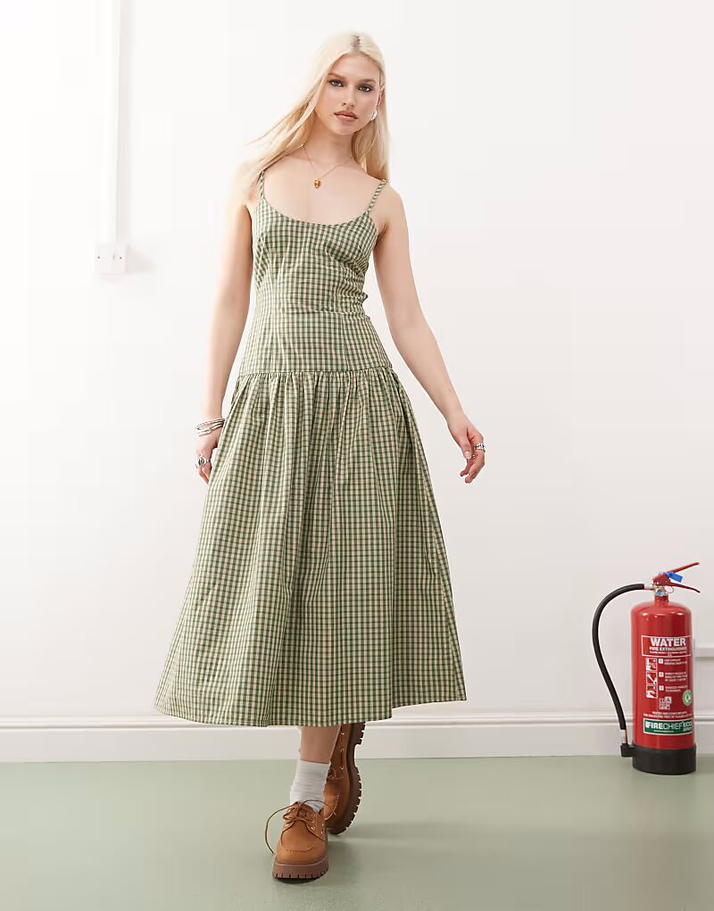 Платье макси COLLUSION с круглым вырезом и заниженной талией в зеленую клетку
Платье макси COLLUSION с круглым вырезом и заниженной талией в зеленую клетку