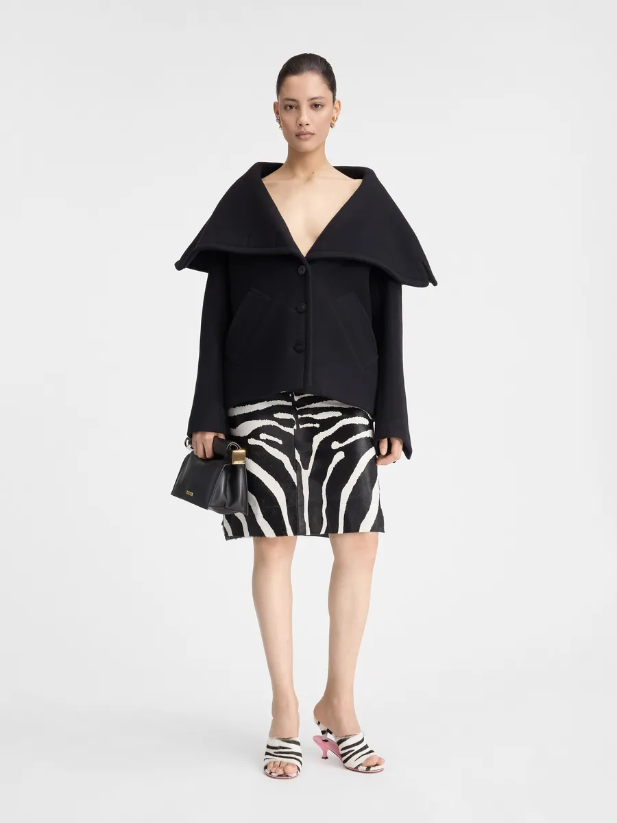 Жакет с драпированным воротником Ле Кабан Карузо Jacquemus, черный
Жакет с драпированным воротником Ле Кабан Карузо Jacquemus, черный