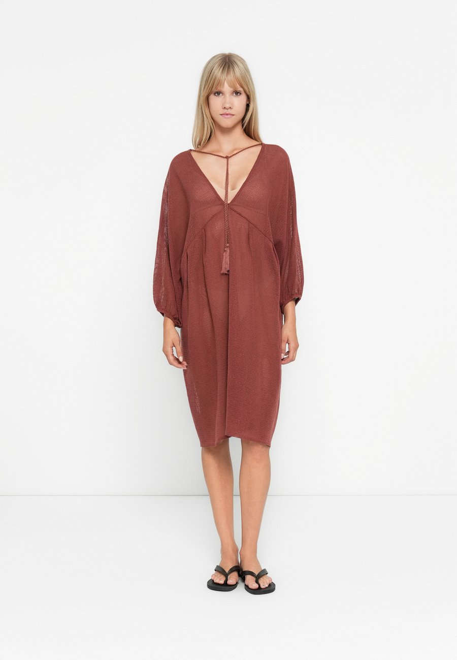 Платье PARFOIS OURIGO DRESS, Brick Red/Dark Red
Платье PARFOIS OURIGO DRESS, Brick Red/Dark Red