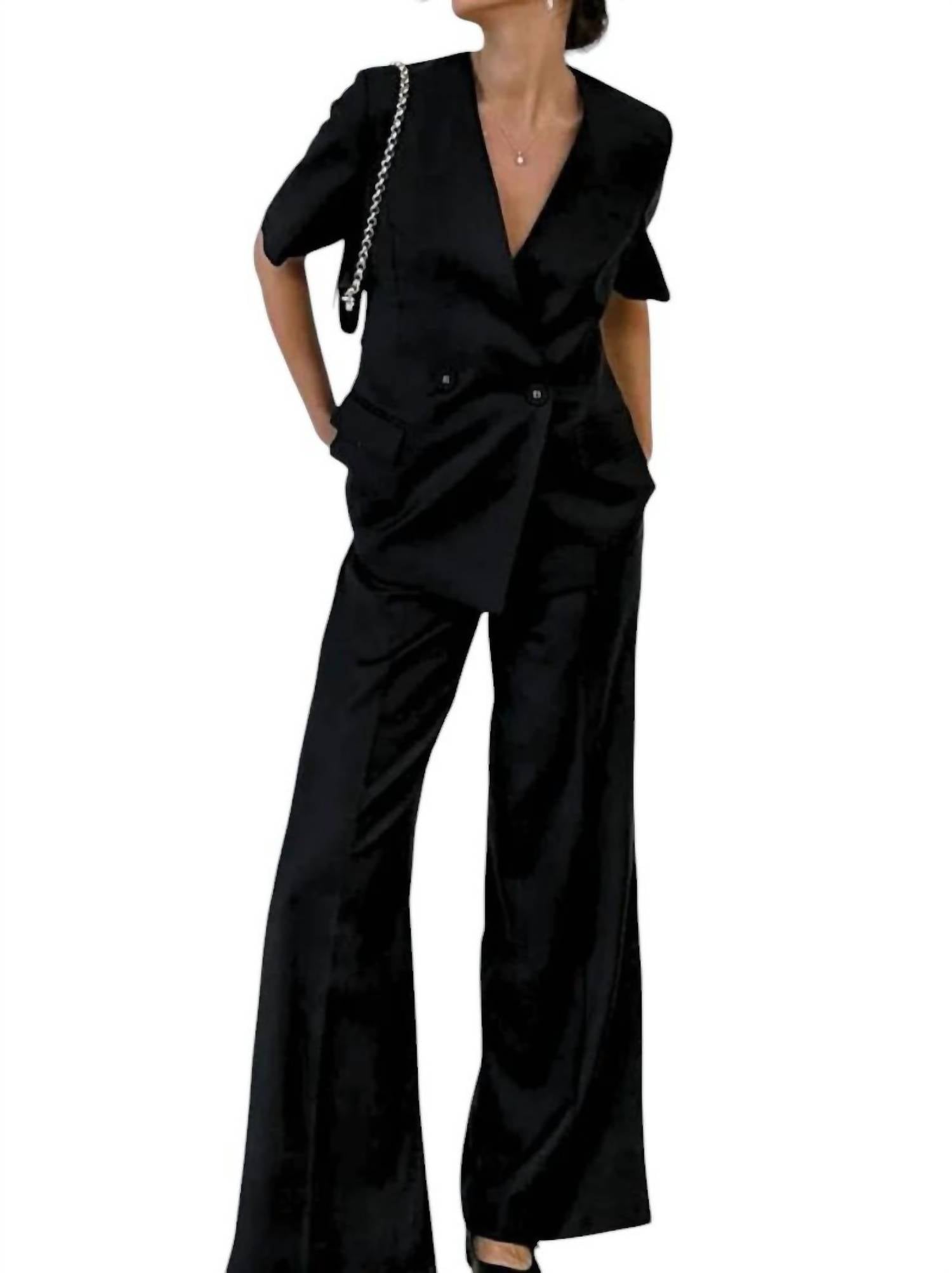 Мерседит двубортный атласный комплект блейзер и брюки в черном цвете The Cotton Brand
Мерседит двубортный атласный комплект блейзер и брюки в черном цвете The Cotton Brand