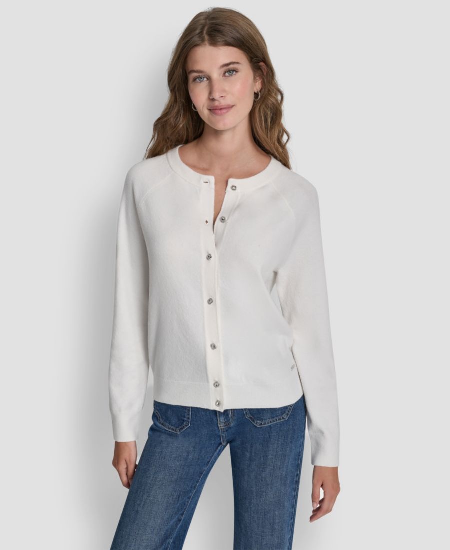 Женский кардиган с круглым вырезом и пуговицами, украшенный стразами DKNY Jeans, Ivory
Женский кардиган с круглым вырезом и пуговицами, украшенный стразами DKNY Jeans, Ivory