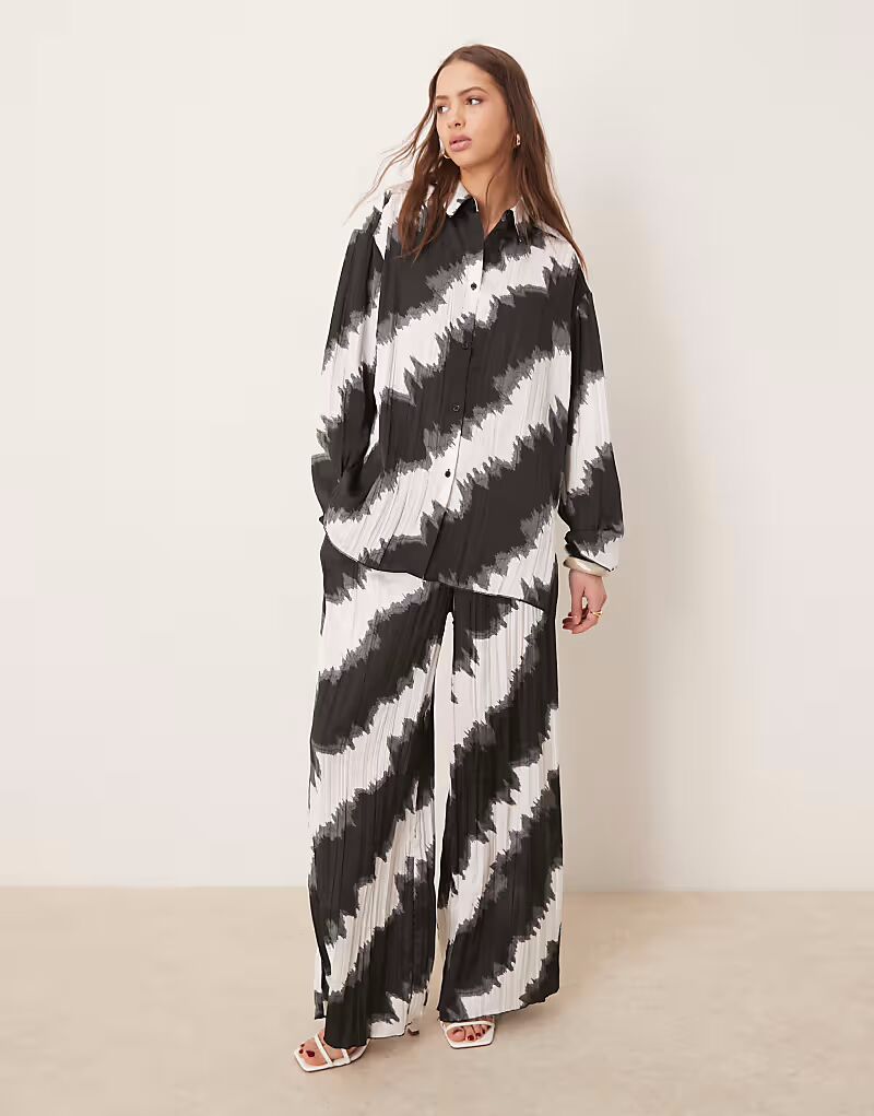 Широкие брюки ASOS DESIGN с плиссировкой и монохромным принтом
Широкие брюки ASOS DESIGN с плиссировкой и монохромным принтом