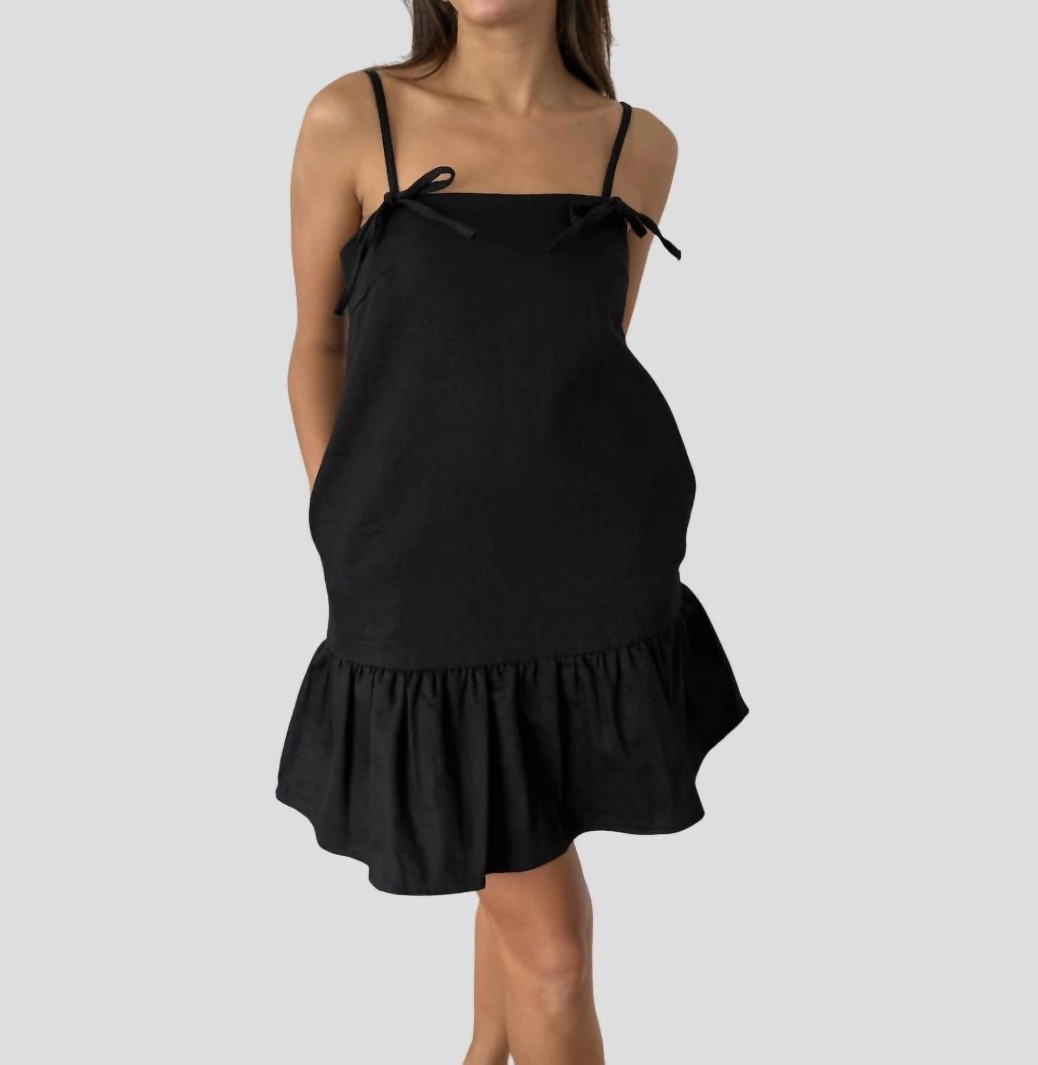 Черное мини-платье Kimberly с джинсовыми завязками Aureum
Черное мини-платье Kimberly с джинсовыми завязками Aureum