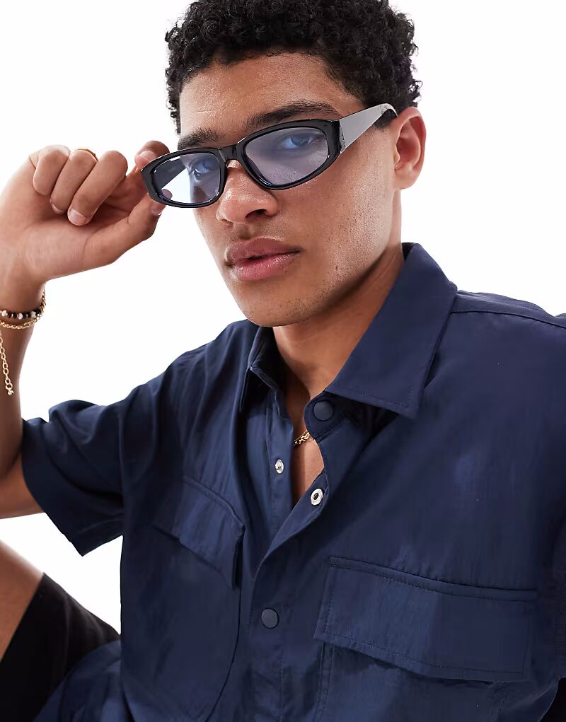 Солнцезащитные очки Pull&Bear угловой формы с синими линзами в черном цвете
Солнцезащитные очки Pull&Bear угловой формы с синими линзами в черном цвете