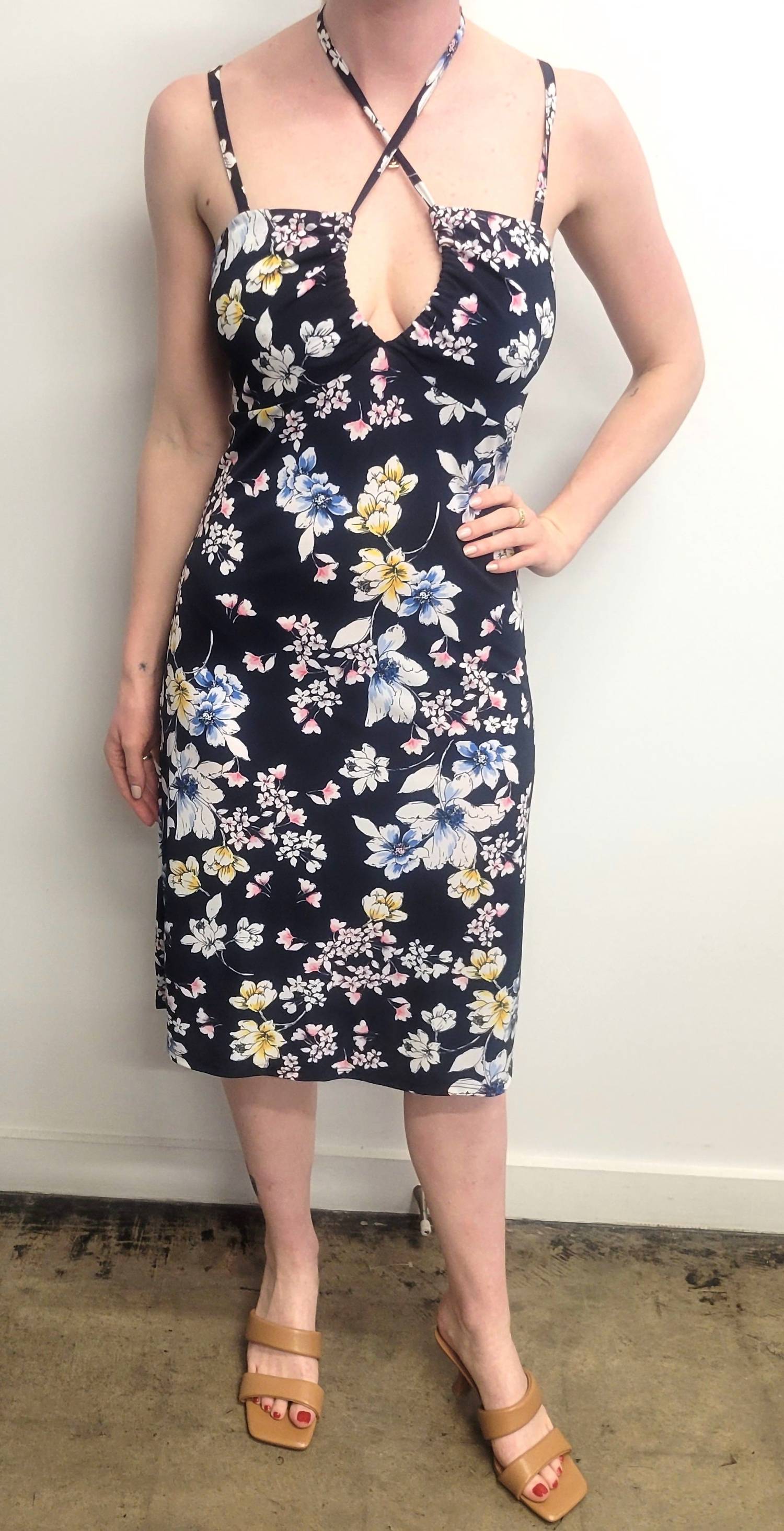 Темно-синее платье с лямкой на бретельках Shaina Veronica M
Темно-синее платье с лямкой на бретельках Shaina Veronica M