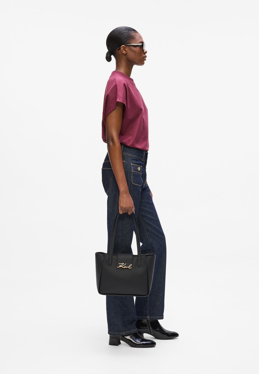 Сумка KARL LAGERFELD SIGNATURE , Black/Gold-Coloured/Black
Сумка KARL LAGERFELD SIGNATURE , Black/Gold-Coloured/Black