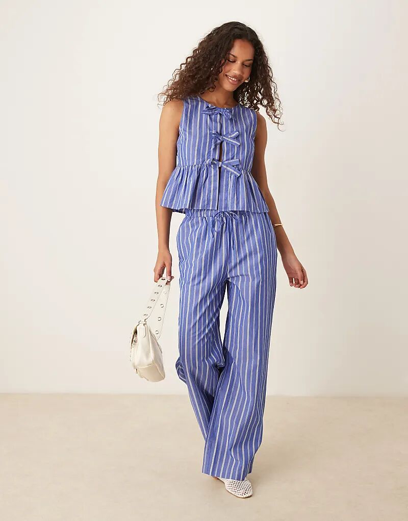 Свободные брюки Gina Tricot из хлопкового поплина в синюю полоску
Свободные брюки Gina Tricot из хлопкового поплина в синюю полоску