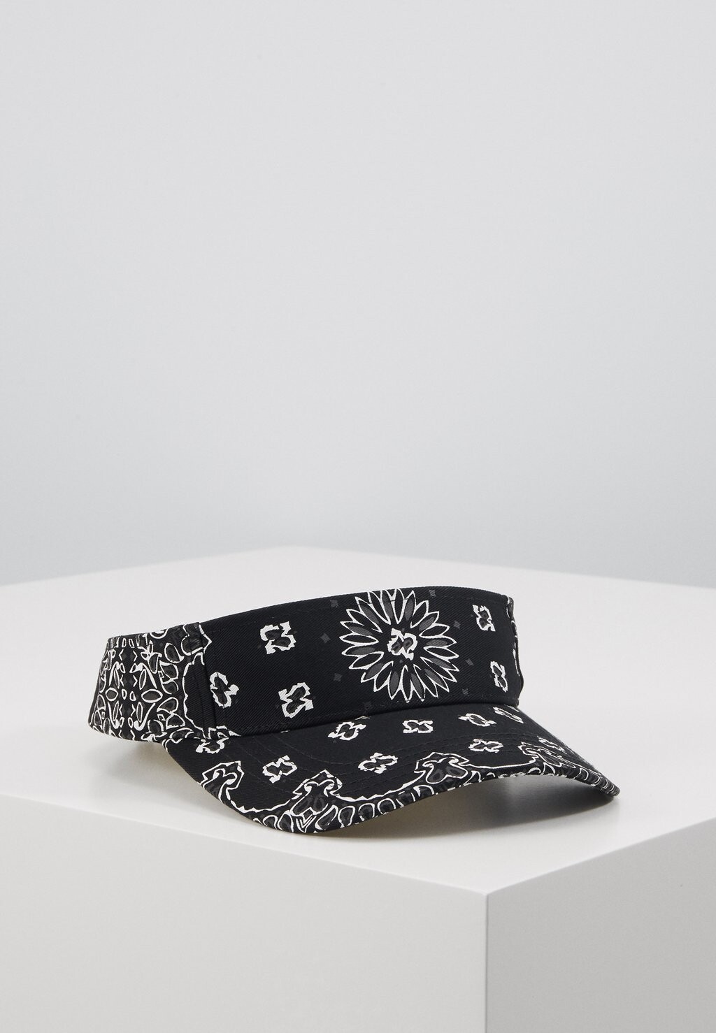 Бейсболка BANDANA PRINT VISOR UNISEX Urban Classics, цвет black 
Бейсболка BANDANA PRINT VISOR UNISEX Urban Classics, цвет black