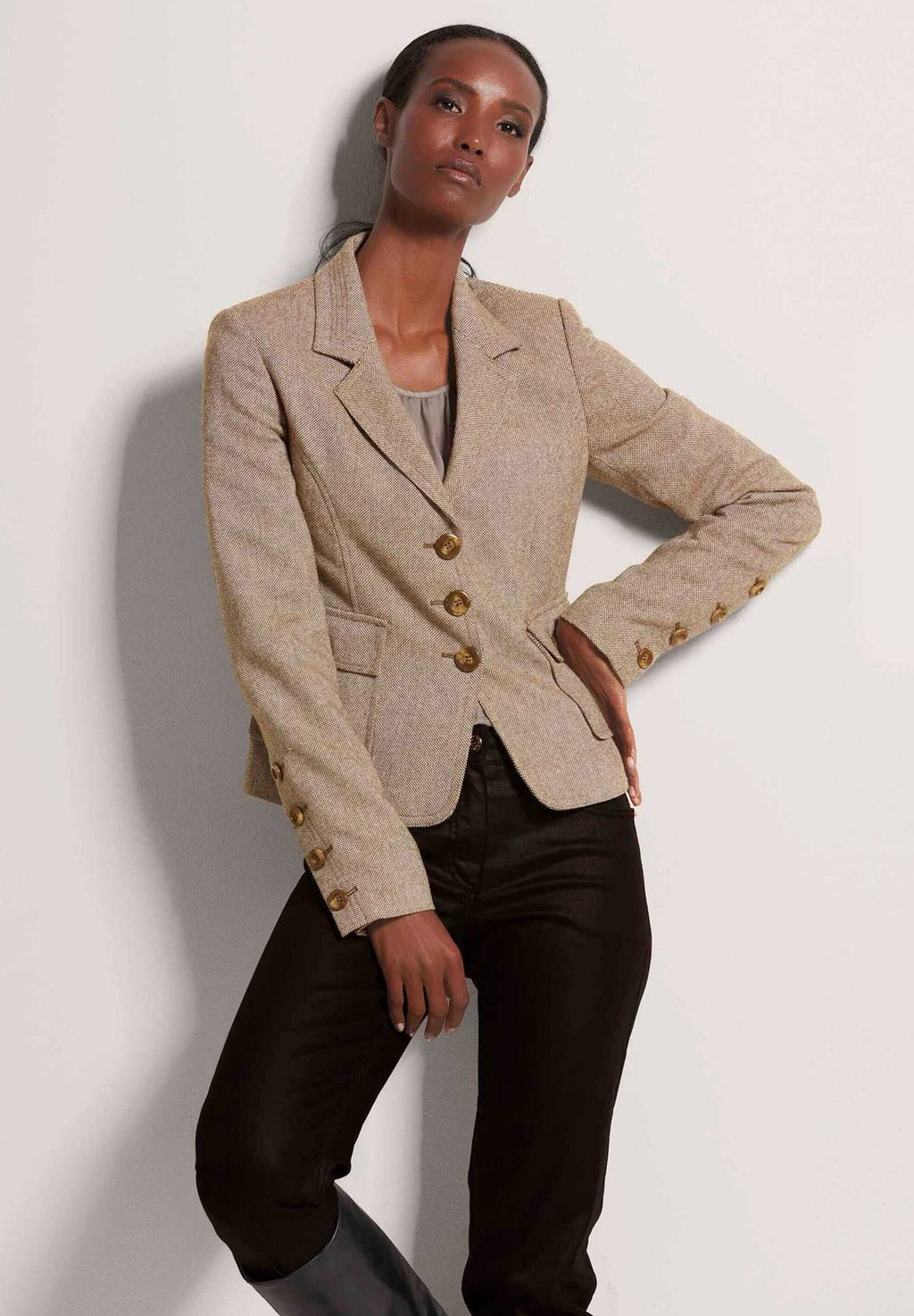 Блейзер IN PFEFFER SALZ-OPTIK MADELEINE, коричневый
Блейзер IN PFEFFER SALZ-OPTIK MADELEINE, коричневый