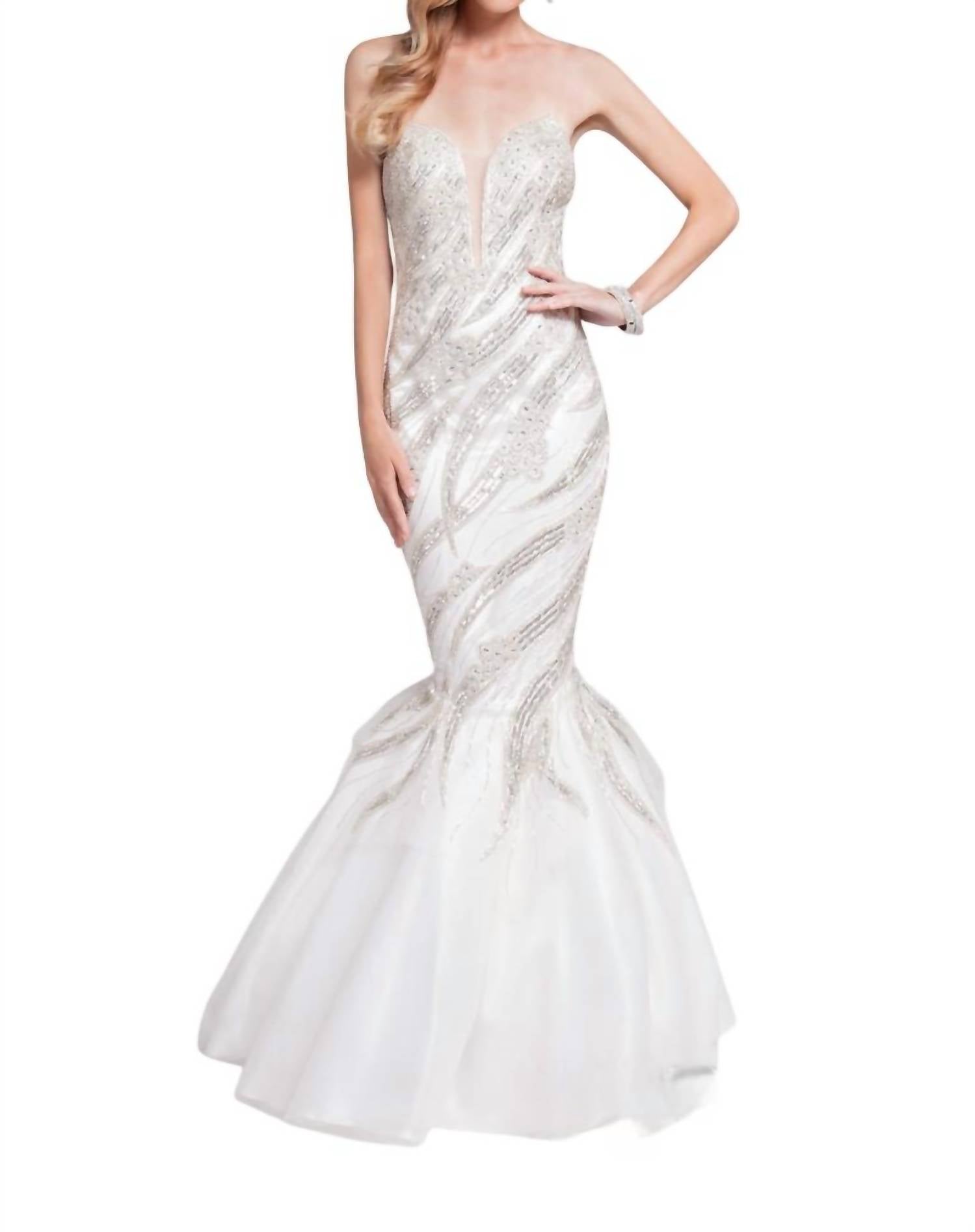 Выпускное платье с глубоким V-образным вырезом цвета слоновой кости Terani Couture
Выпускное платье с глубоким V-образным вырезом цвета слоновой кости Terani Couture