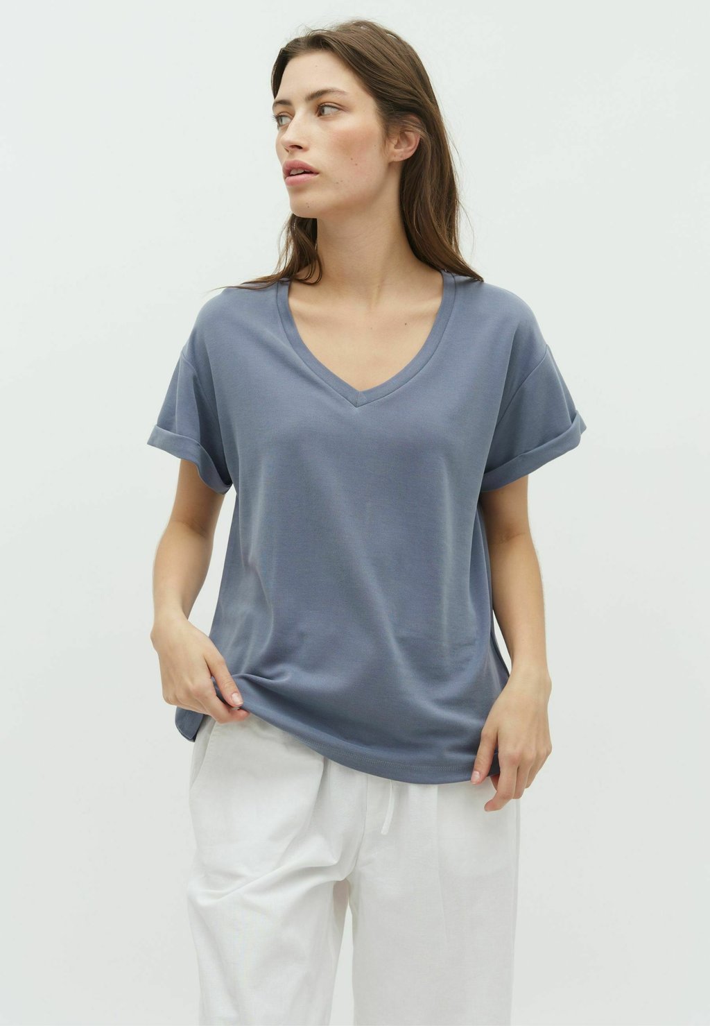 Базовая футболка AMANA V-M mbyM, синий 
Базовая футболка AMANA V-M mbyM, синий