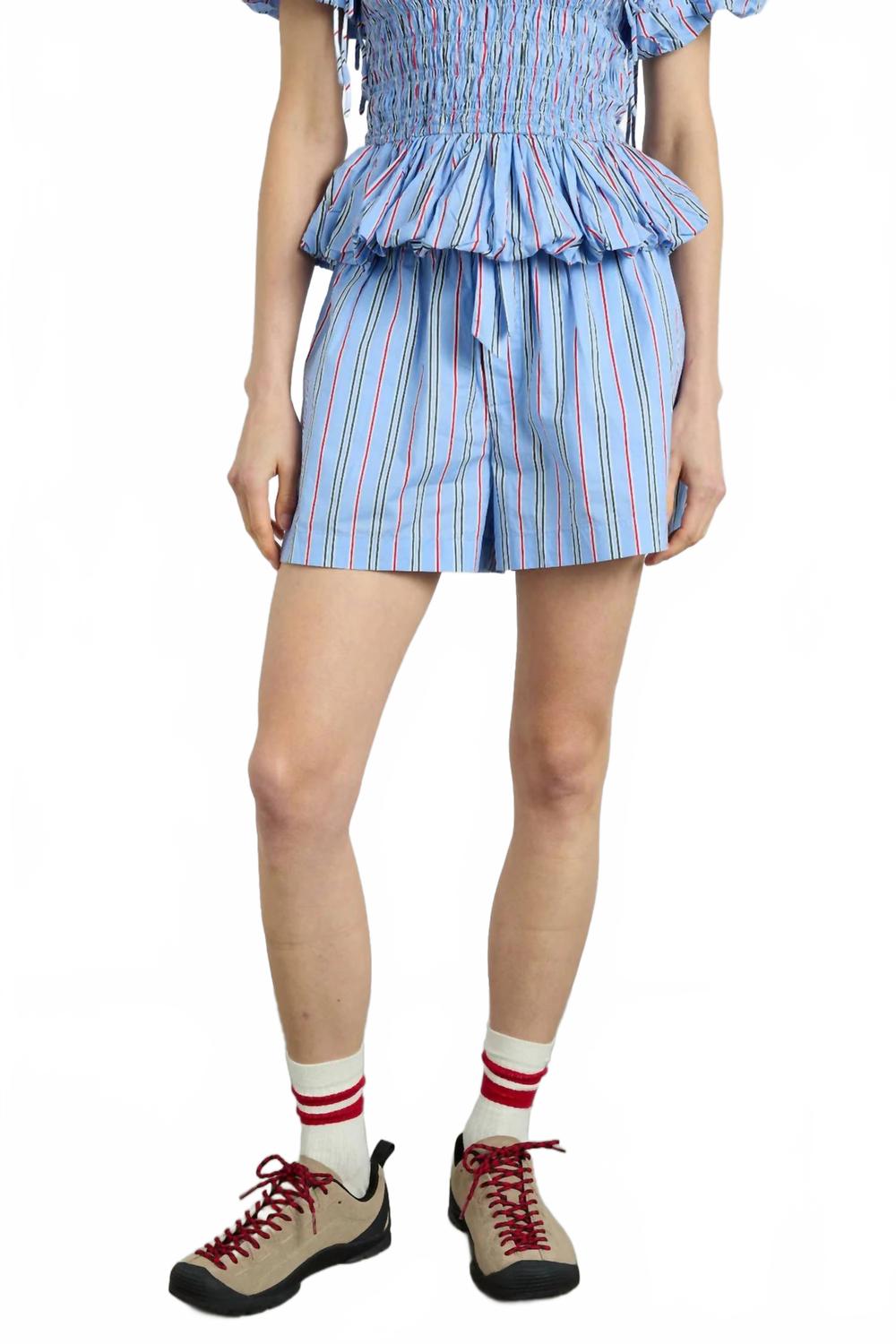 Коробка с боксерскими трусами Krissy в смелую синюю полоску Damson Madder
Коробка с боксерскими трусами Krissy в смелую синюю полоску Damson Madder