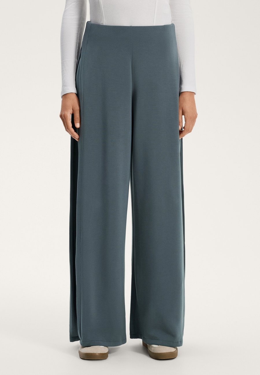 Брюки OYSHO SOFT-TOUCH WIDE LEG SIDE-PLEATED, Grey
Брюки OYSHO SOFT-TOUCH WIDE LEG SIDE-PLEATED, Grey