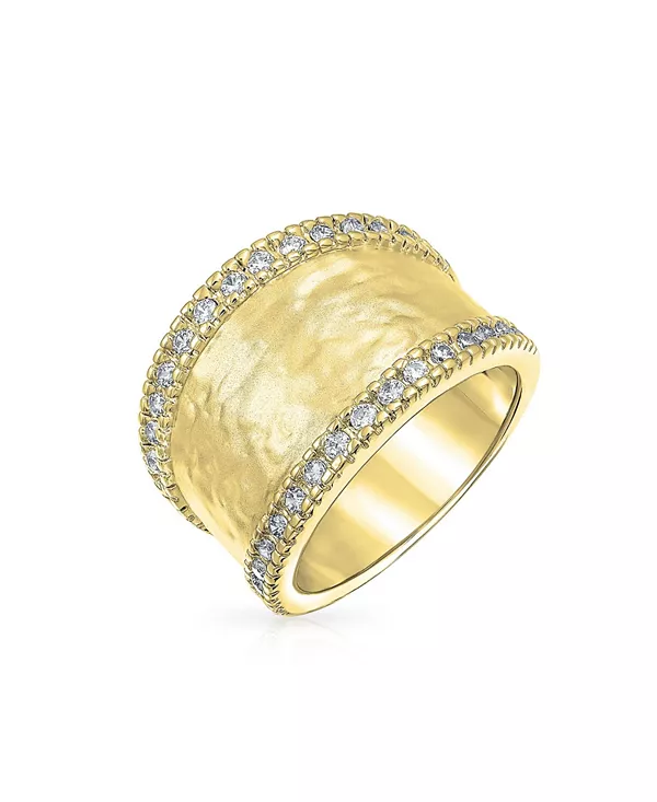 Модное кольцо с широким кольцом в стиле модерн с фианитами, чеканной отделкой, из латуни с покрытием из желтого золота или родия. Bling Jewelry, gold-tone
Модное кольцо с широким кольцом в стиле модерн с фианитами, чеканной отделкой, из латуни с покрытием из желтого золота или родия. Bling Jewelry, gold-tone