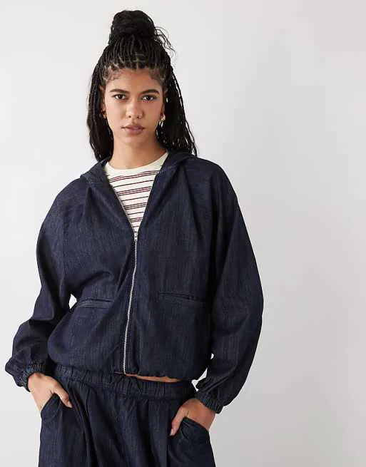 Джинсовая спортивная куртка COLLUSION с капюшоном, стираная в полоскании
Джинсовая спортивная куртка COLLUSION с капюшоном, стираная в полоскании