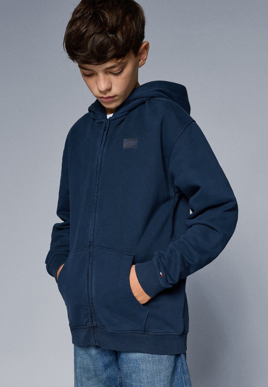 Худи Tommy Hilfiger TONAL FLAG ZIP HOODIE UNISEX, Dark Night Navy/Dark Blue
Худи Tommy Hilfiger TONAL FLAG ZIP HOODIE UNISEX, Dark Night Navy/Dark Blue