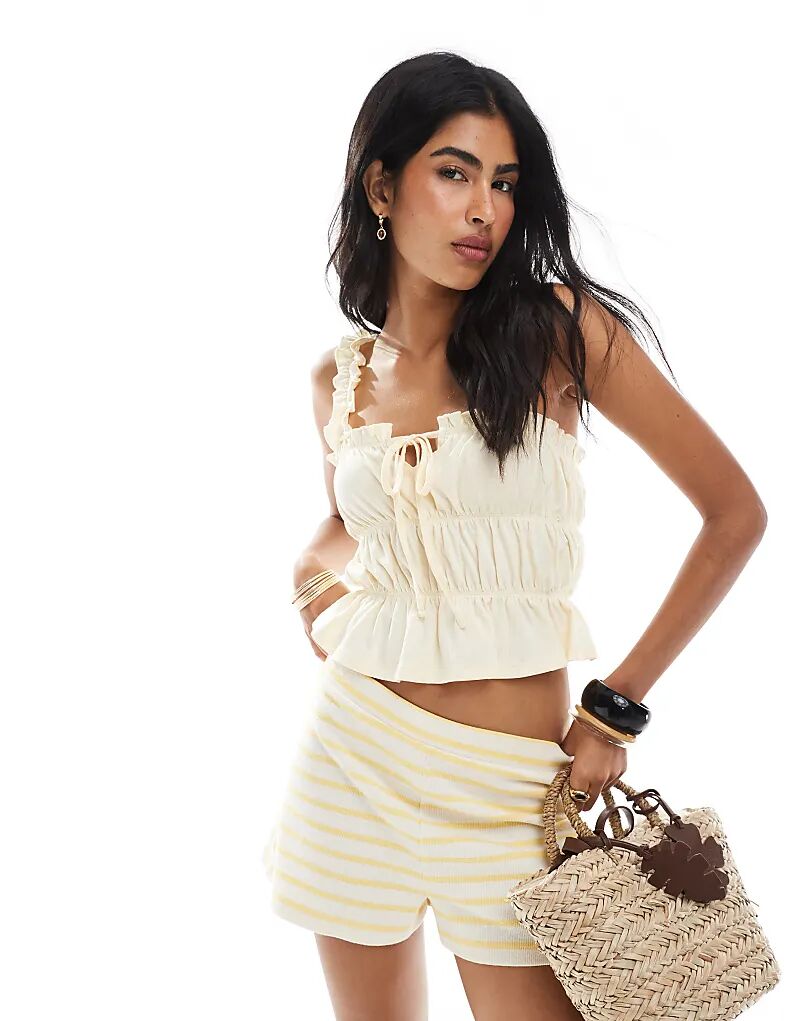 Топ Miss Selfridge со сборками и завязкой спереди, сливочно-желтого цвета
Топ Miss Selfridge со сборками и завязкой спереди, сливочно-желтого цвета