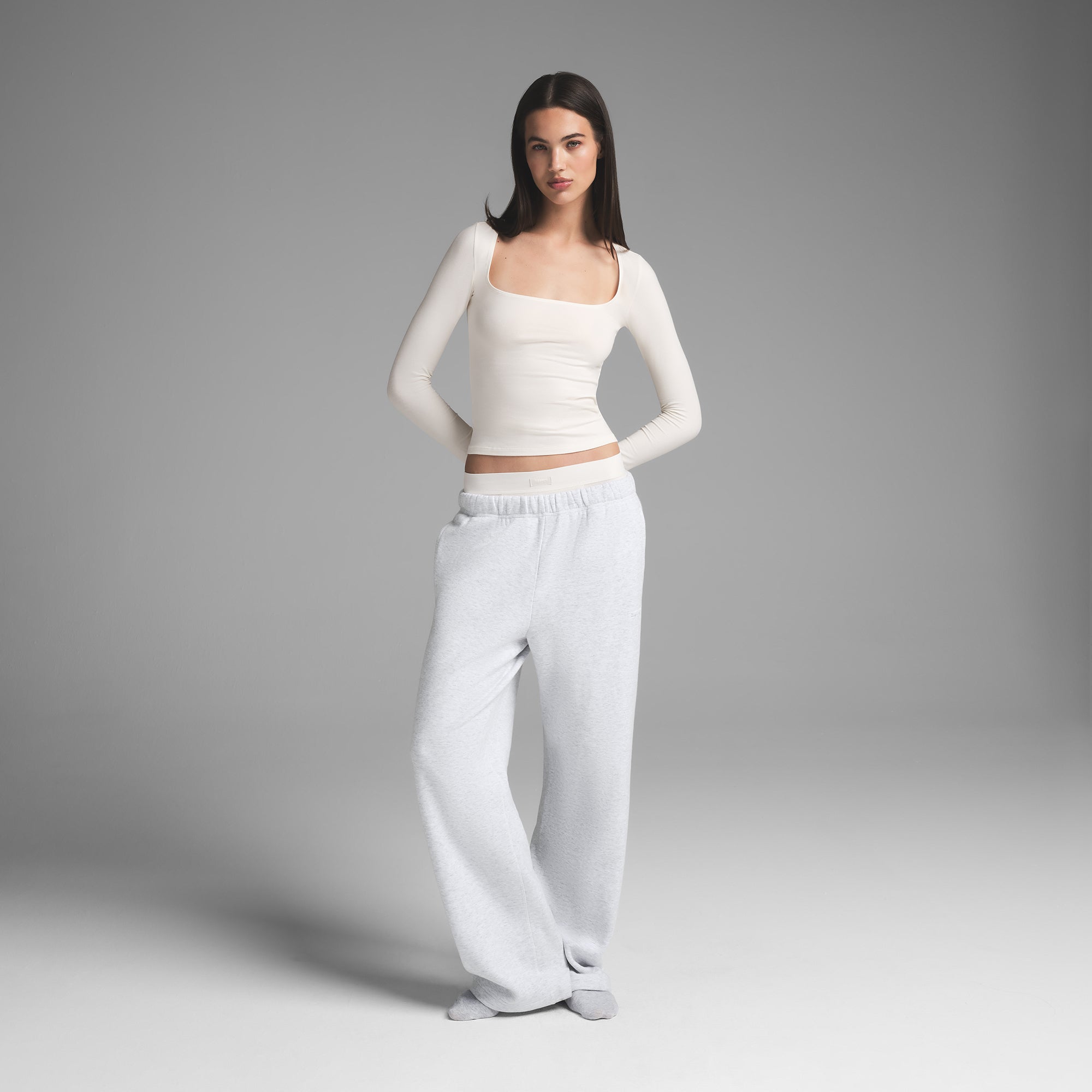 Топ с круглым вырезом и длинными рукавами SKIMS, цвет marble
Топ с круглым вырезом и длинными рукавами SKIMS, цвет marble