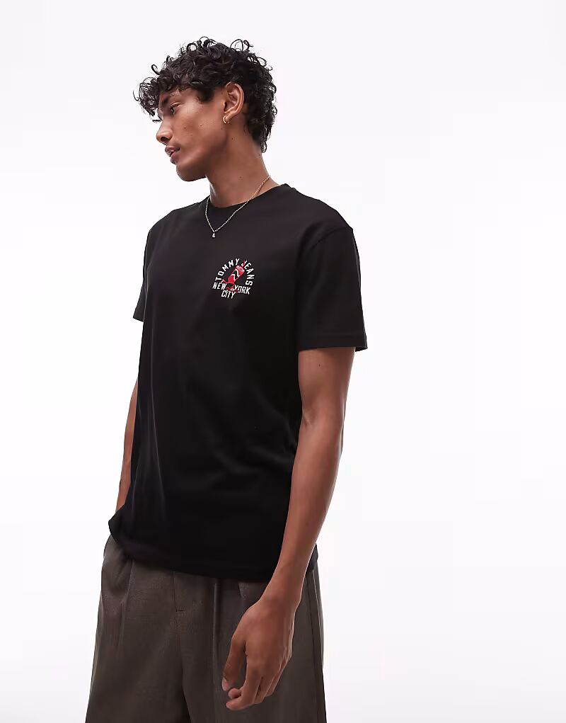 Футболка Tommy Jeans с принтом на левой груди, черного цвета
Футболка Tommy Jeans с принтом на левой груди, черного цвета