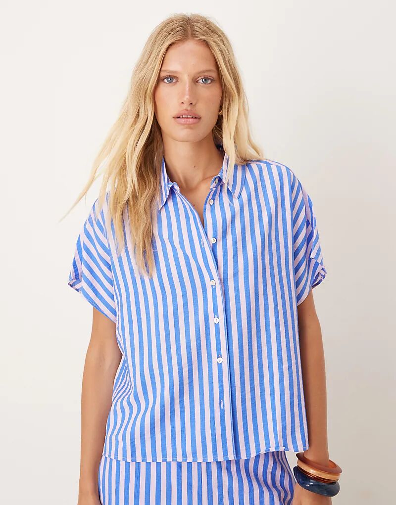 Рубашка с короткими рукавами Mango в сине-розовую полоску
Рубашка с короткими рукавами Mango в сине-розовую полоску